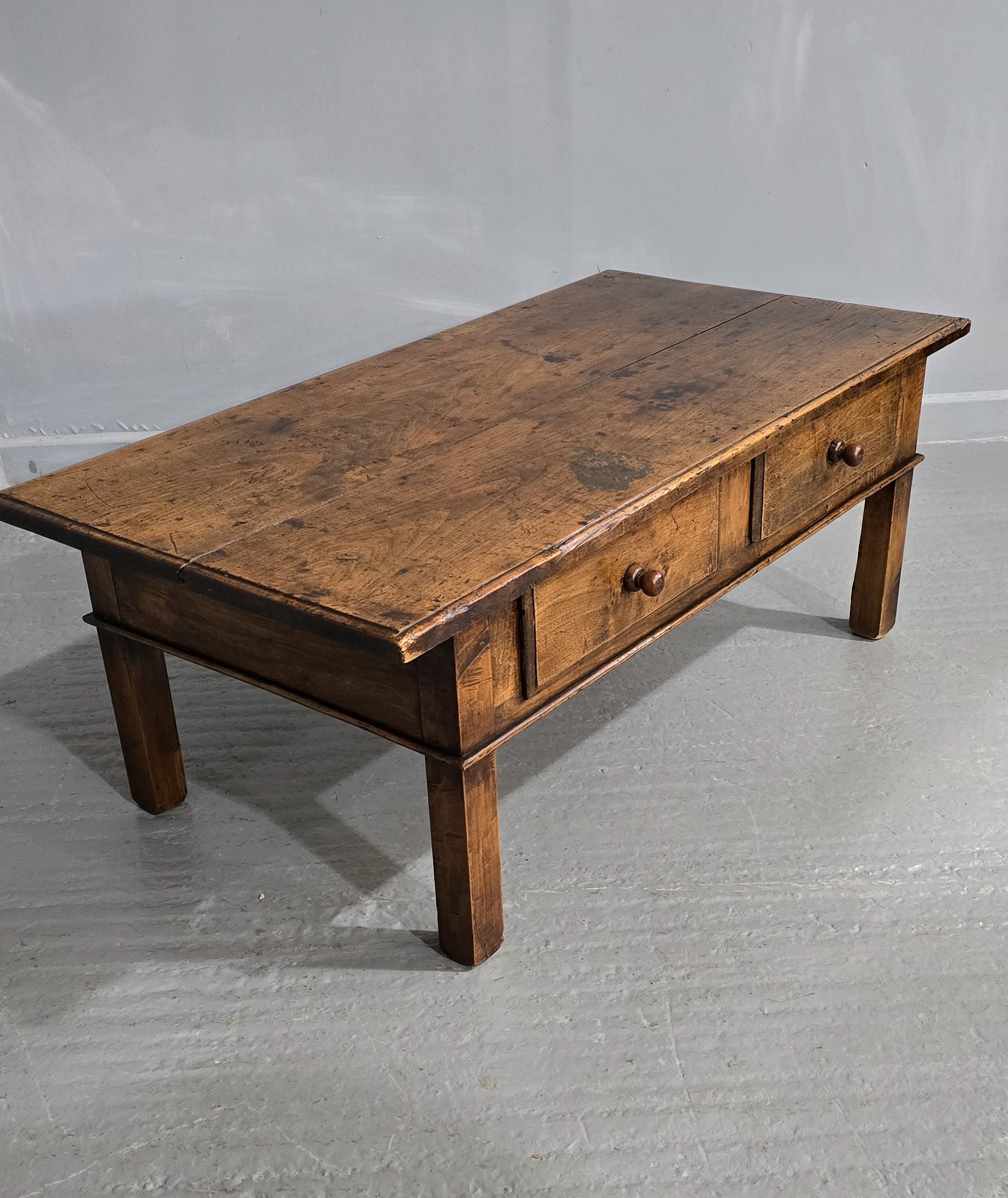 XVIIIe siècle et antérieur Super table basse en noyer français en vente