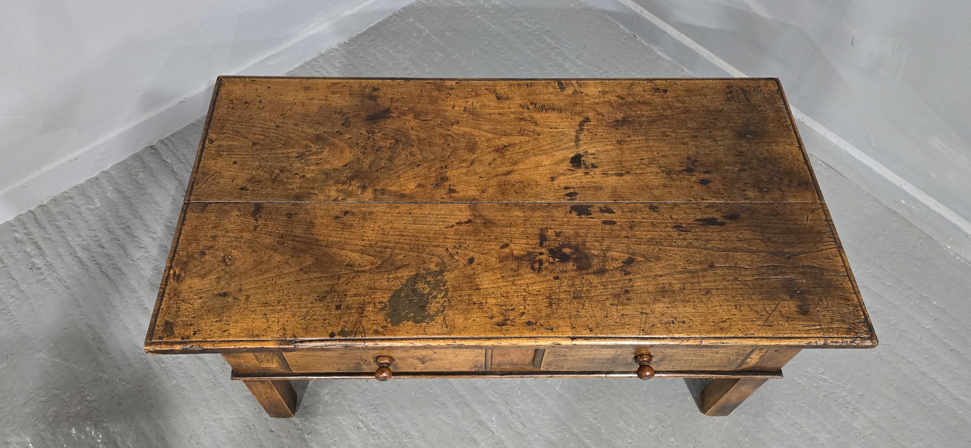 Noyer Super table basse en noyer français en vente