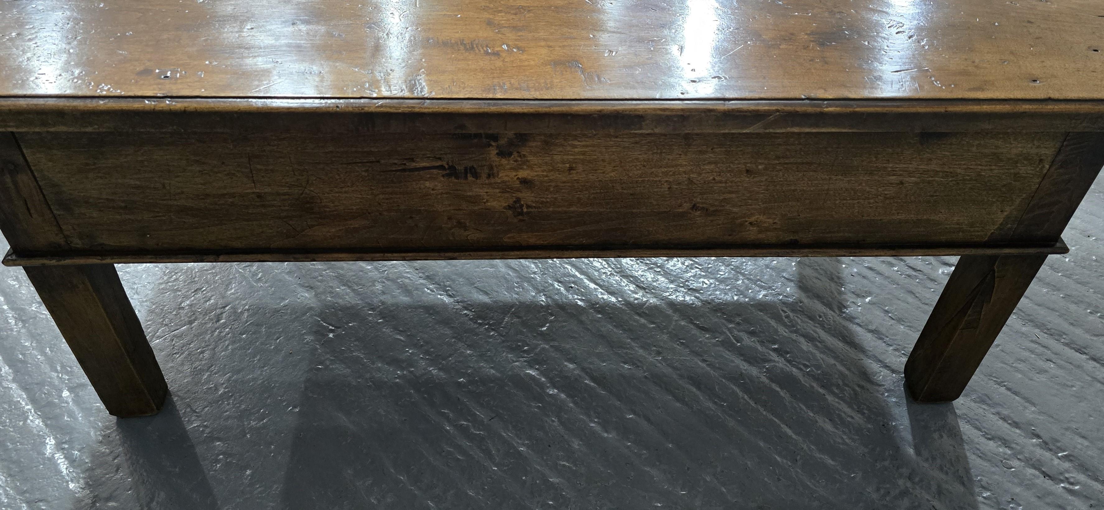 Super table basse en noyer français en vente 1