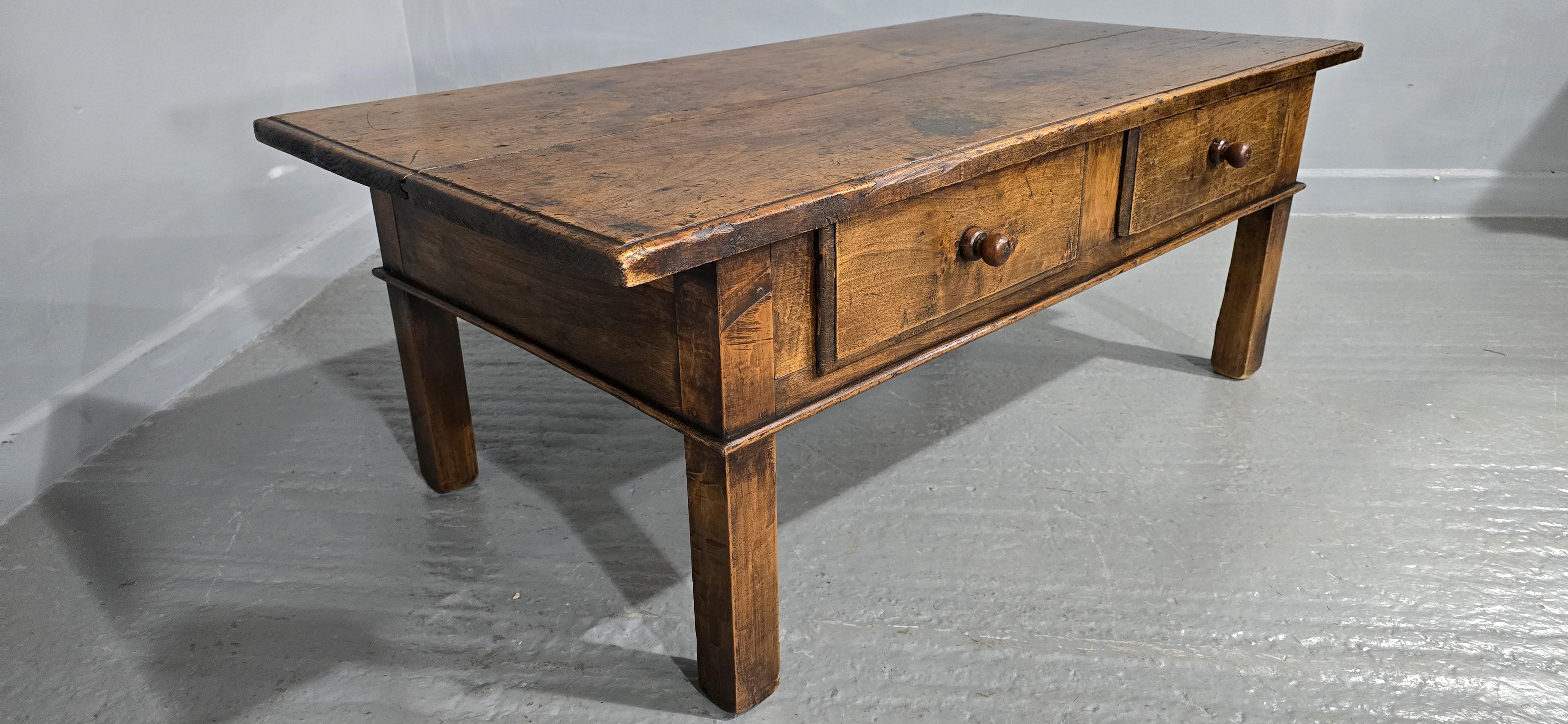 Super table basse en noyer français en vente 2