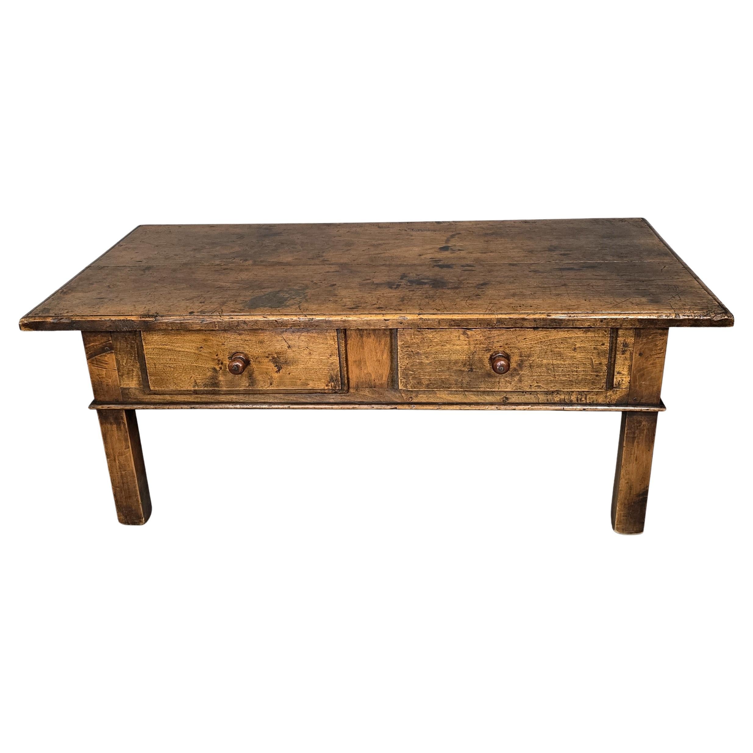 Super table basse en noyer français en vente