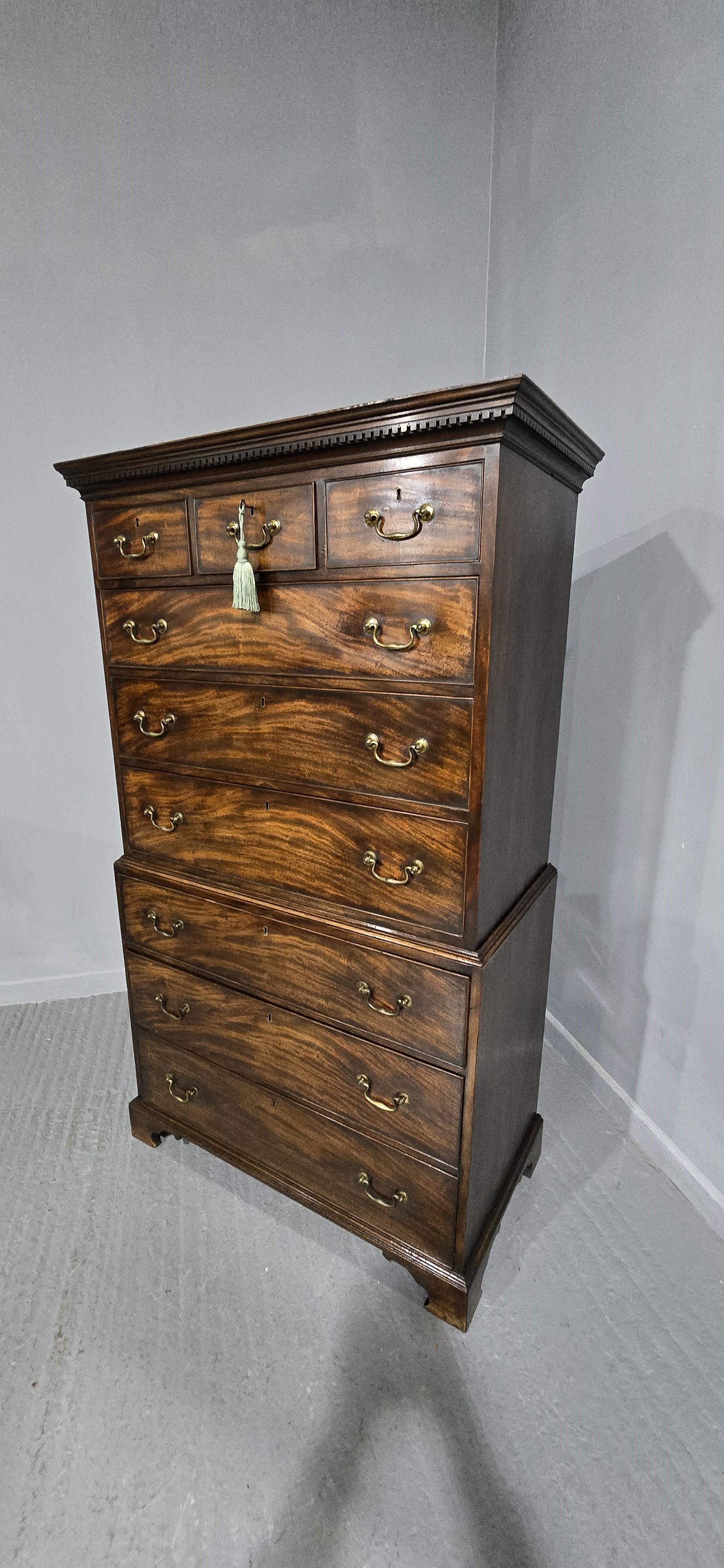 Una bella cassettiera georgiana in mogano in condizioni originali, maniglie originali a collo di cigno, serrature, chiavi etc., foderata in Oak, divisa in due parti, di un bel colore.

70