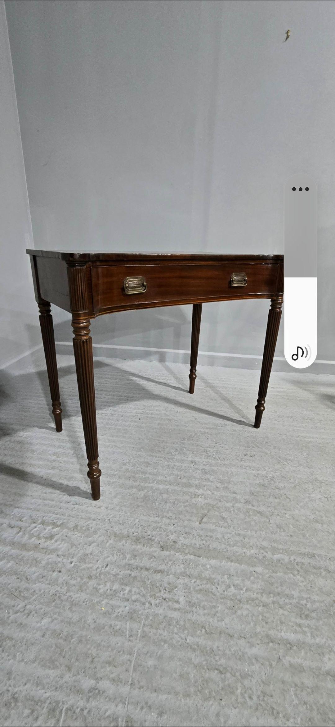 Mesa auxiliar de caoba supergeorgiana en venta 3
