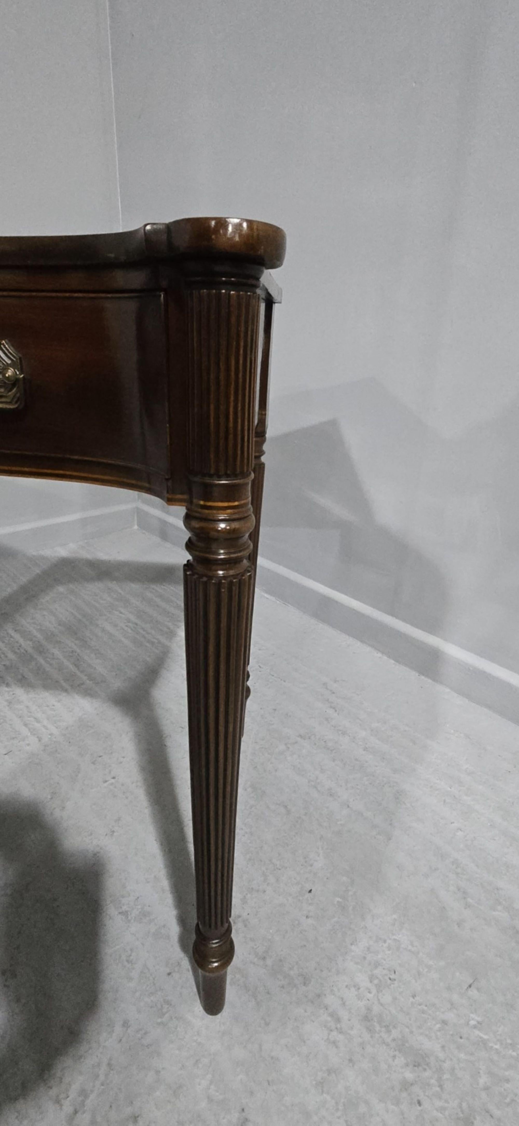 Mesa auxiliar de caoba supergeorgiana en venta 4