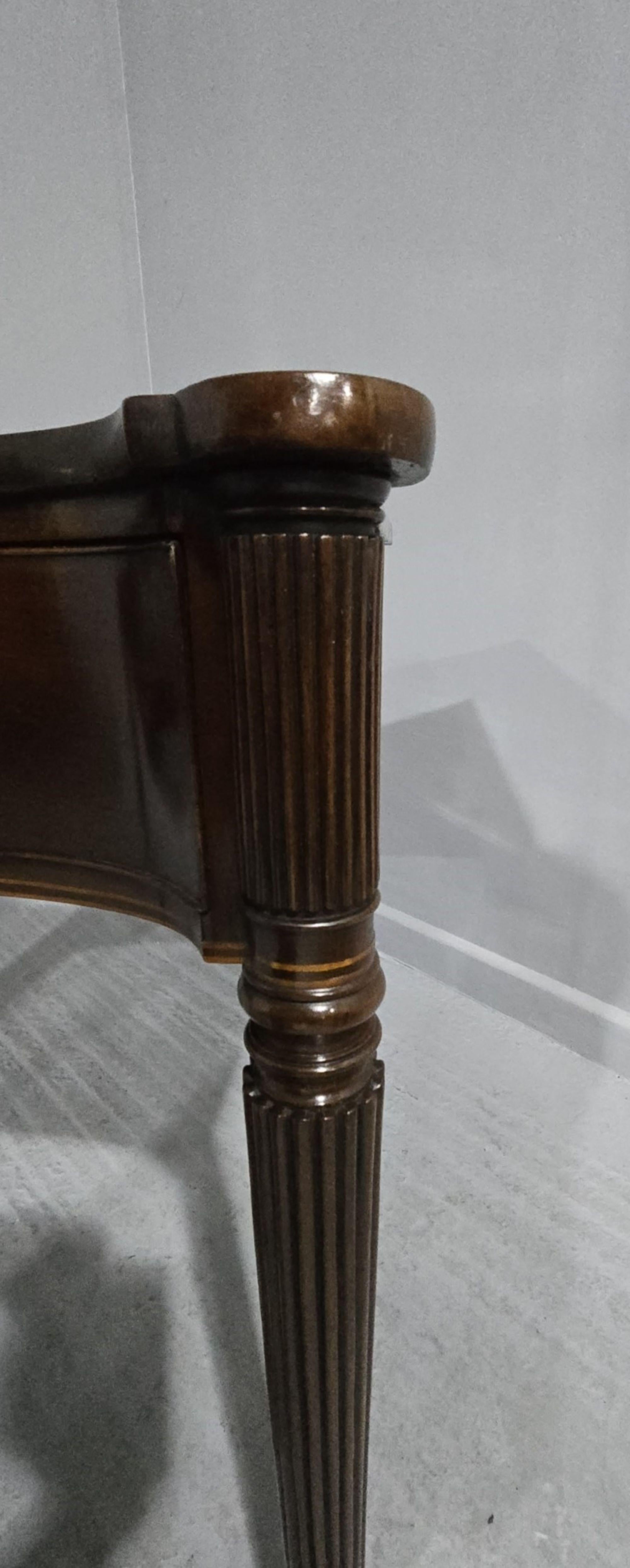 Mesa auxiliar de caoba supergeorgiana en venta 5