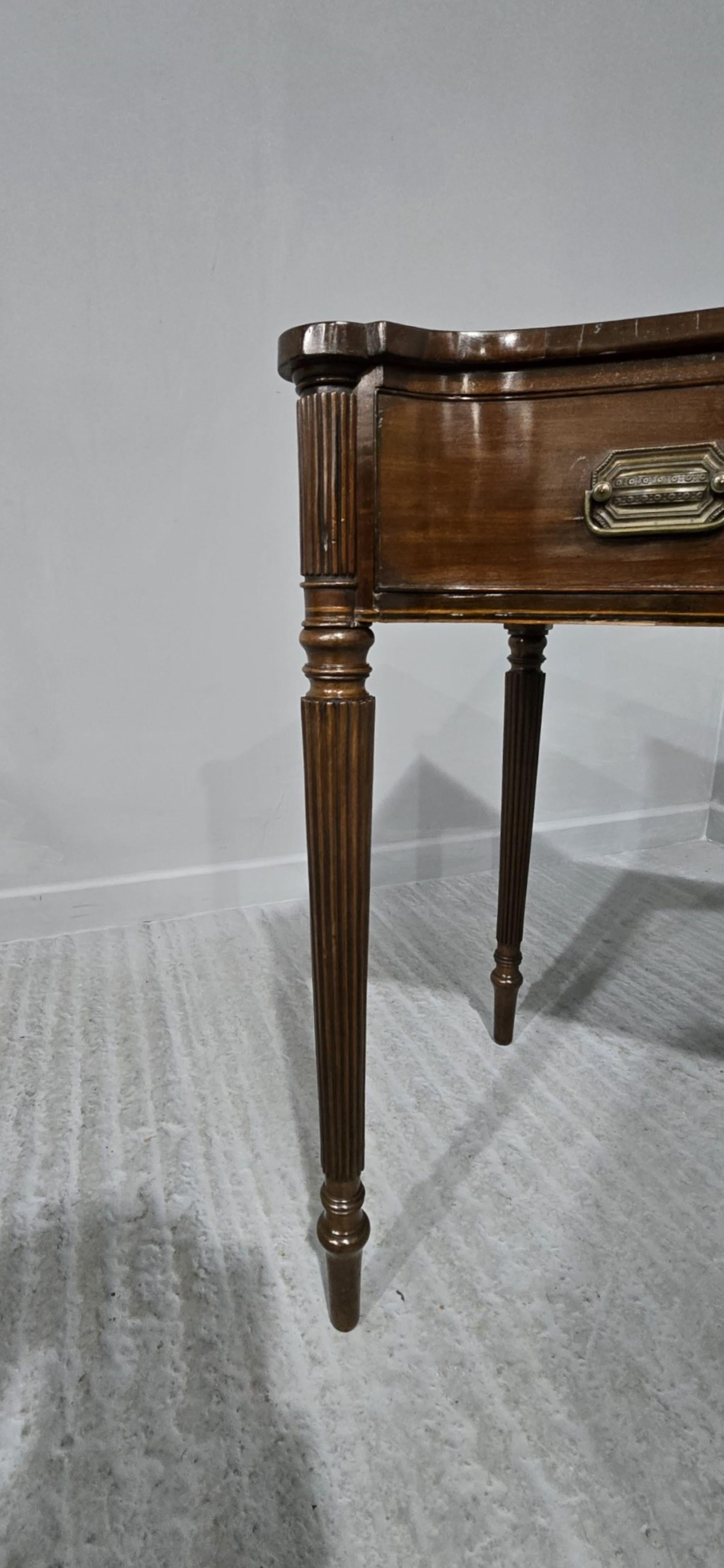 Mesa auxiliar de caoba supergeorgiana en venta 6
