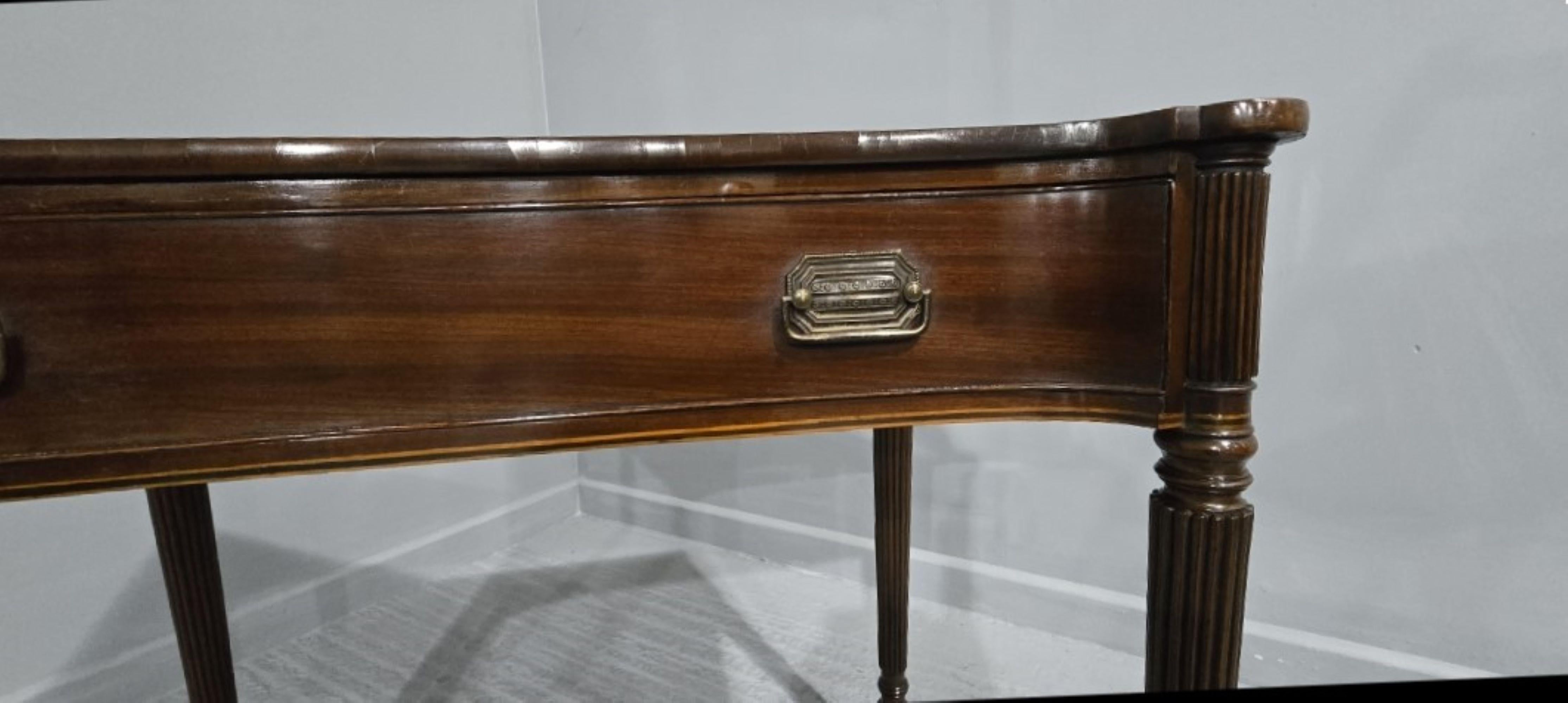 Mesa auxiliar de caoba supergeorgiana en venta 7