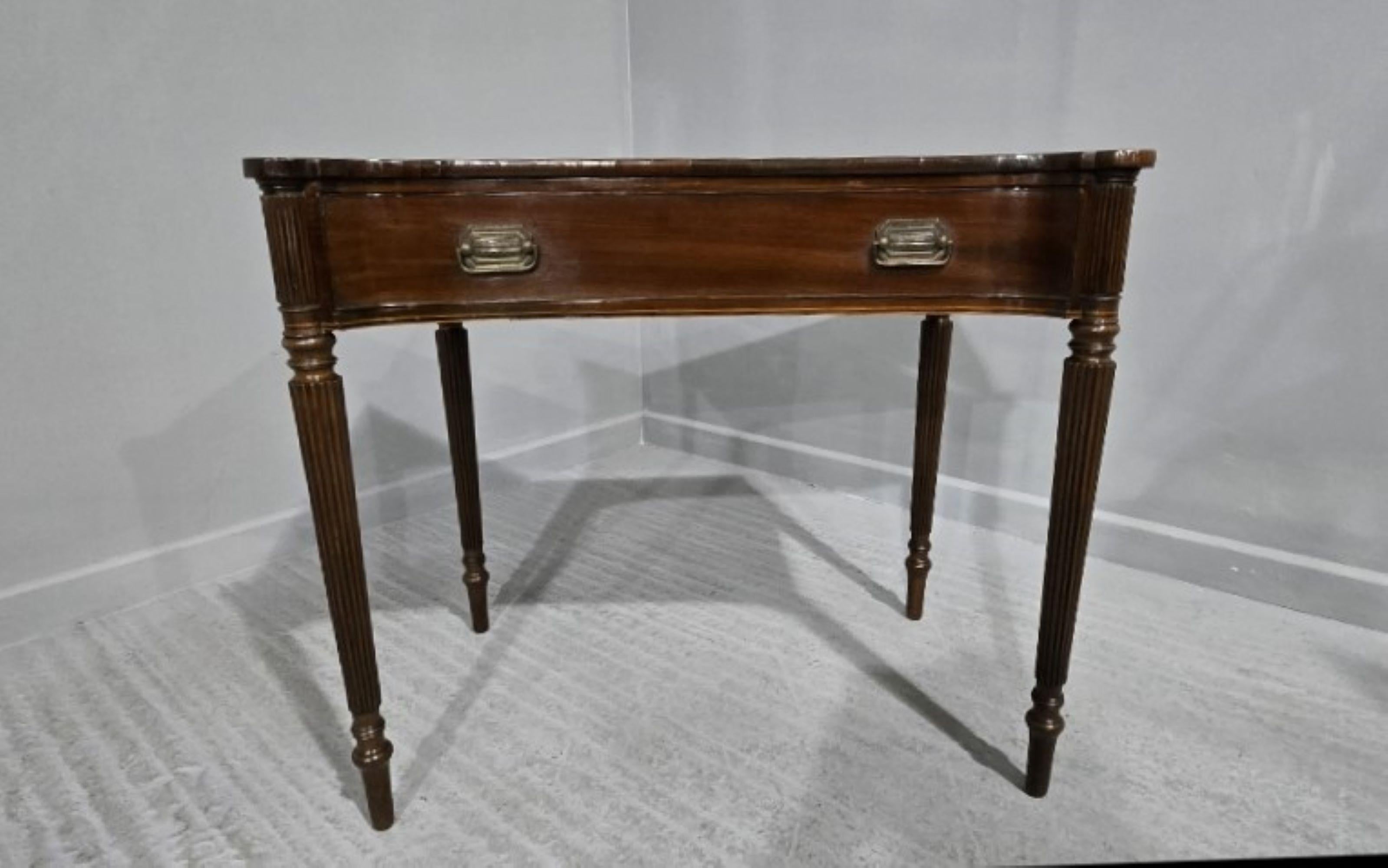 Mesa auxiliar de caoba supergeorgiana en venta 8