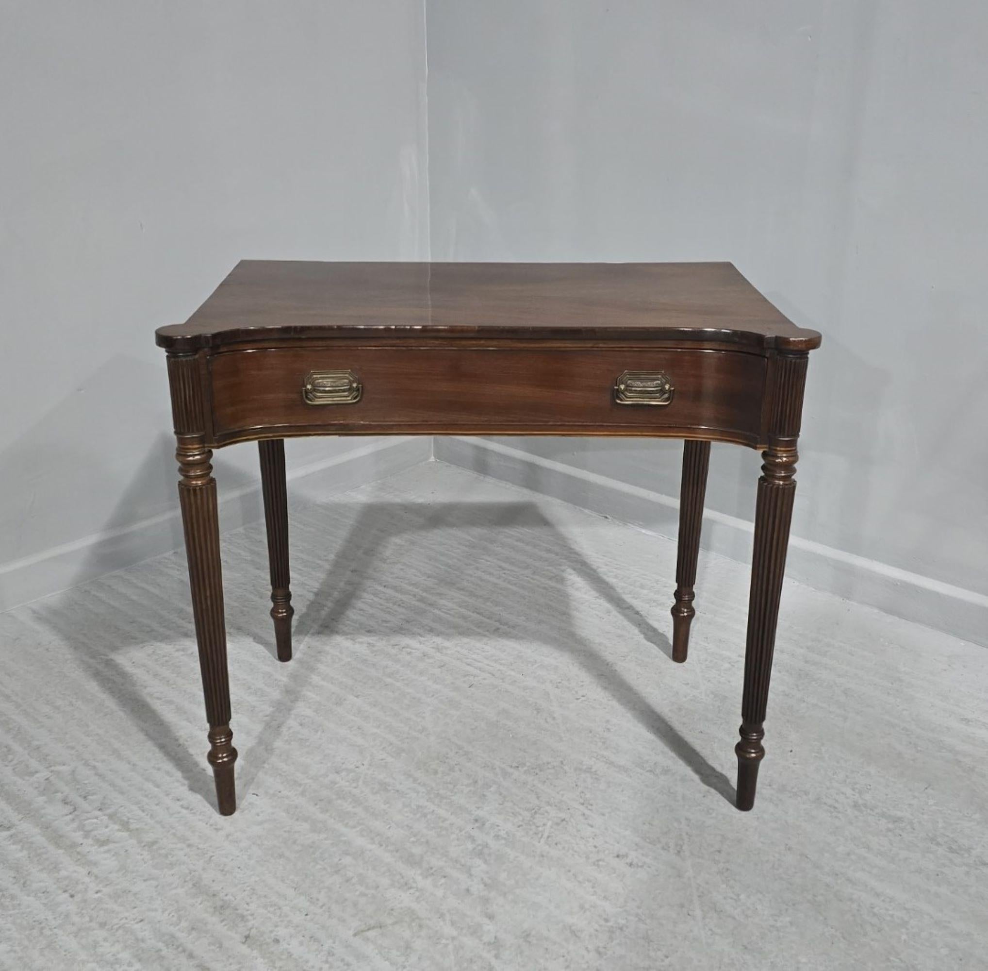 Mesa auxiliar de caoba supergeorgiana en venta 9