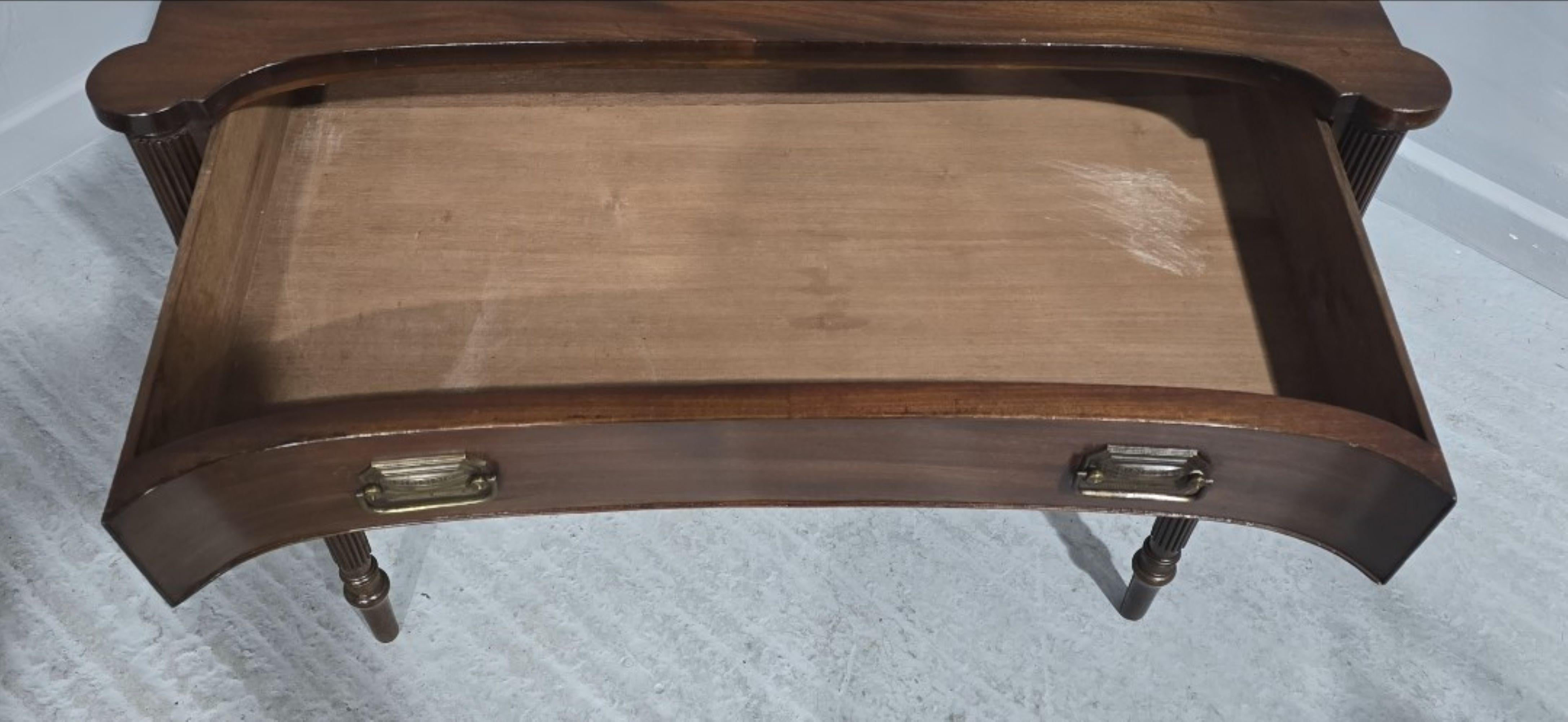 Mesa auxiliar de caoba supergeorgiana Jorge III en venta