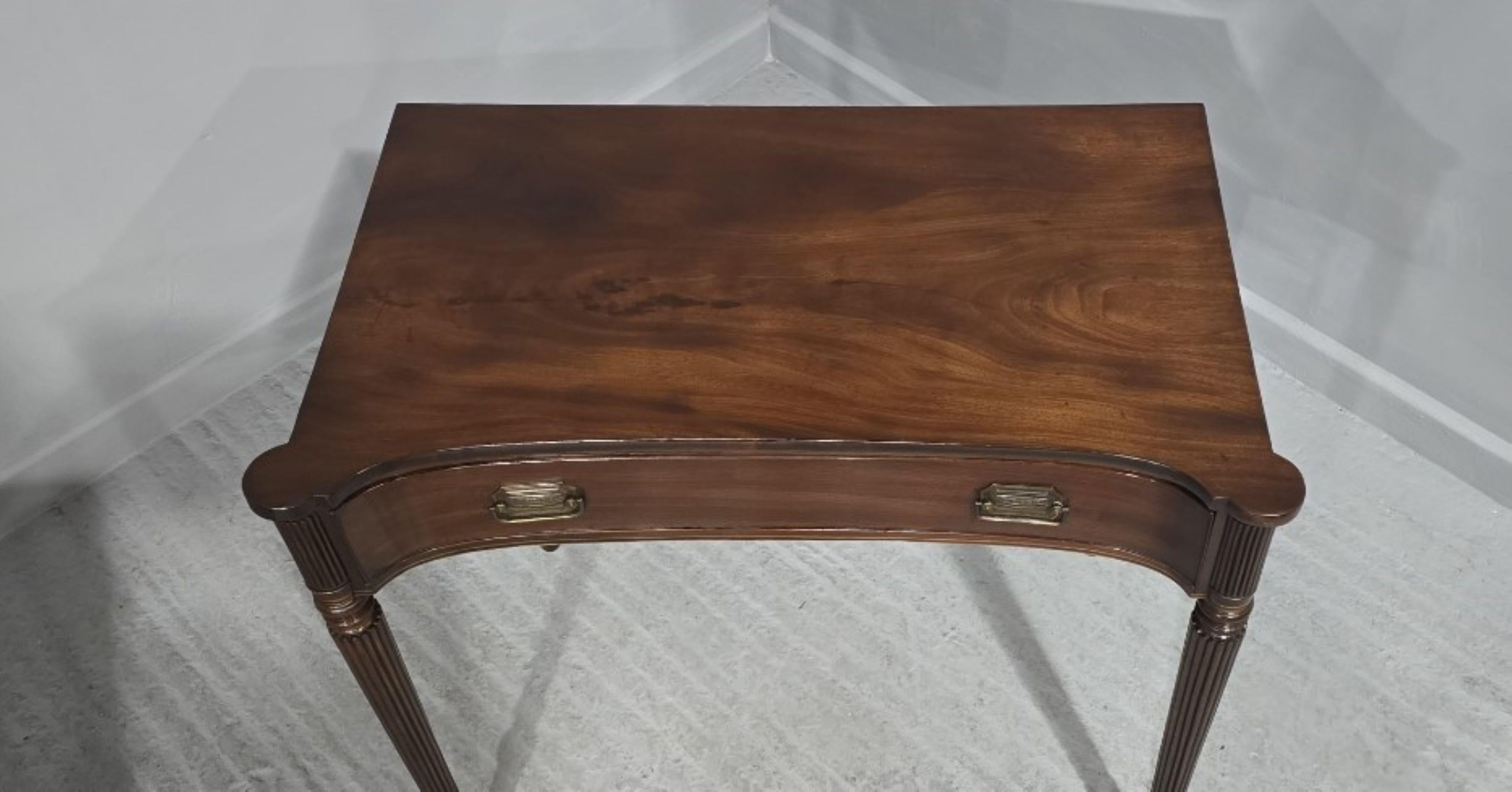 Mesa auxiliar de caoba supergeorgiana Inglés en venta