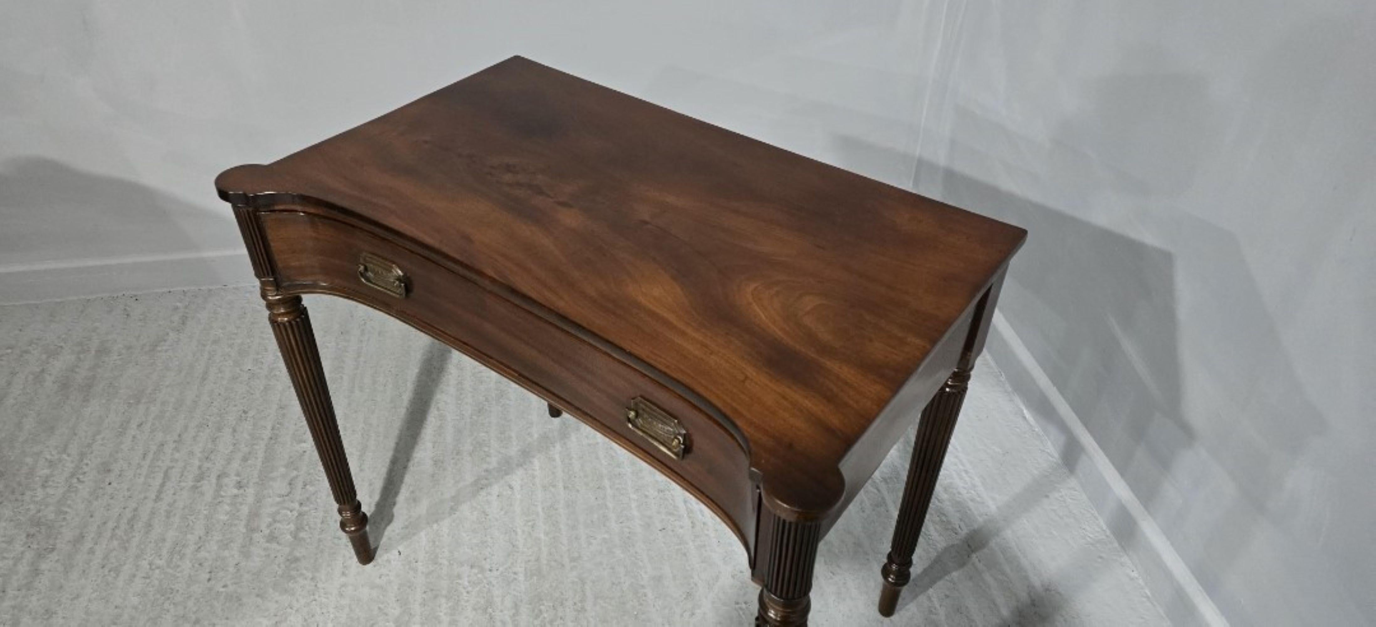 Mesa auxiliar de caoba supergeorgiana siglo XVIII y antes en venta