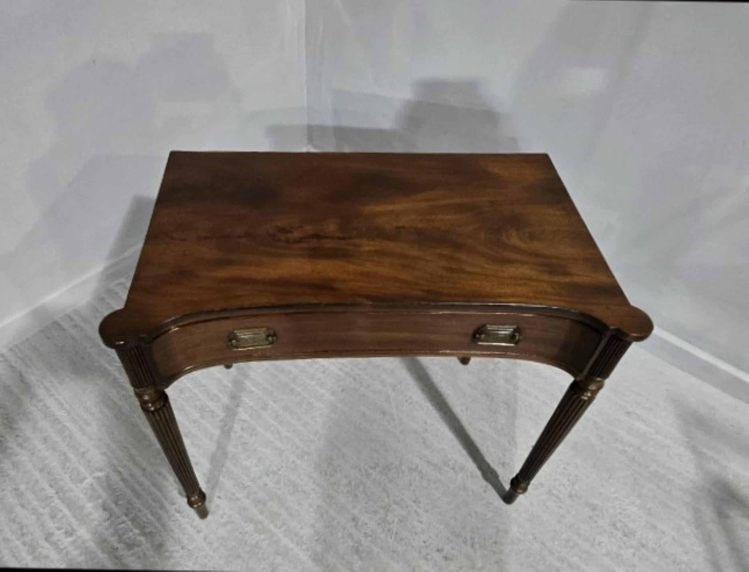 Mesa auxiliar de caoba supergeorgiana en venta 1