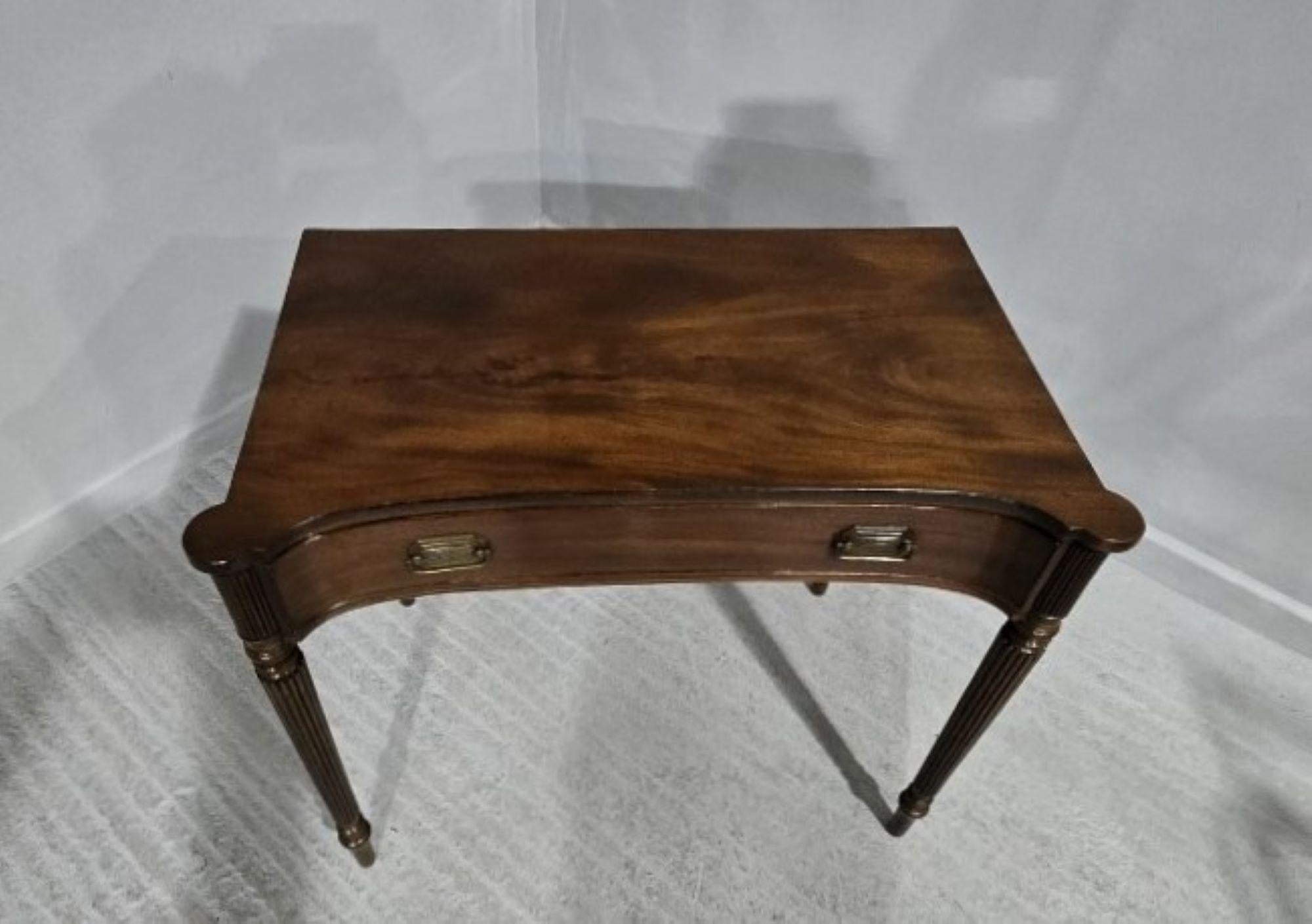 Mesa auxiliar de caoba supergeorgiana en venta 2