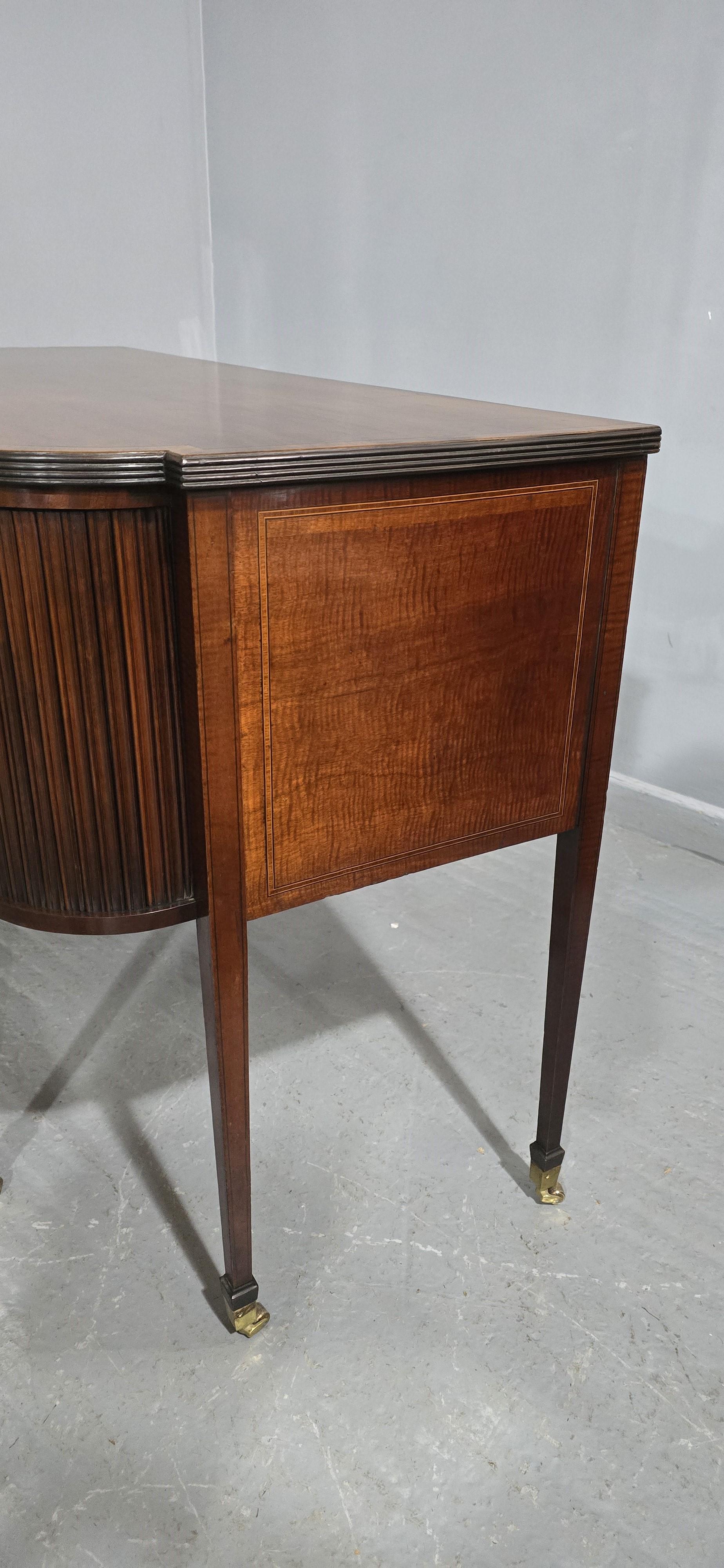 Mogano Credenza super intarsiata in mogano in vendita
