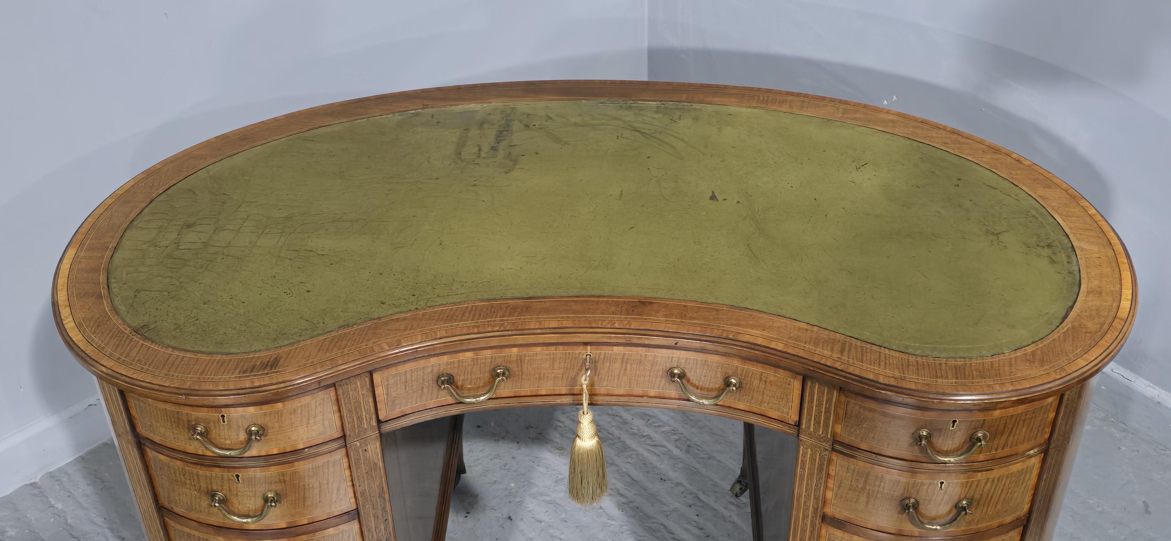 Scrivania in mogano a forma di rene in vendita 3