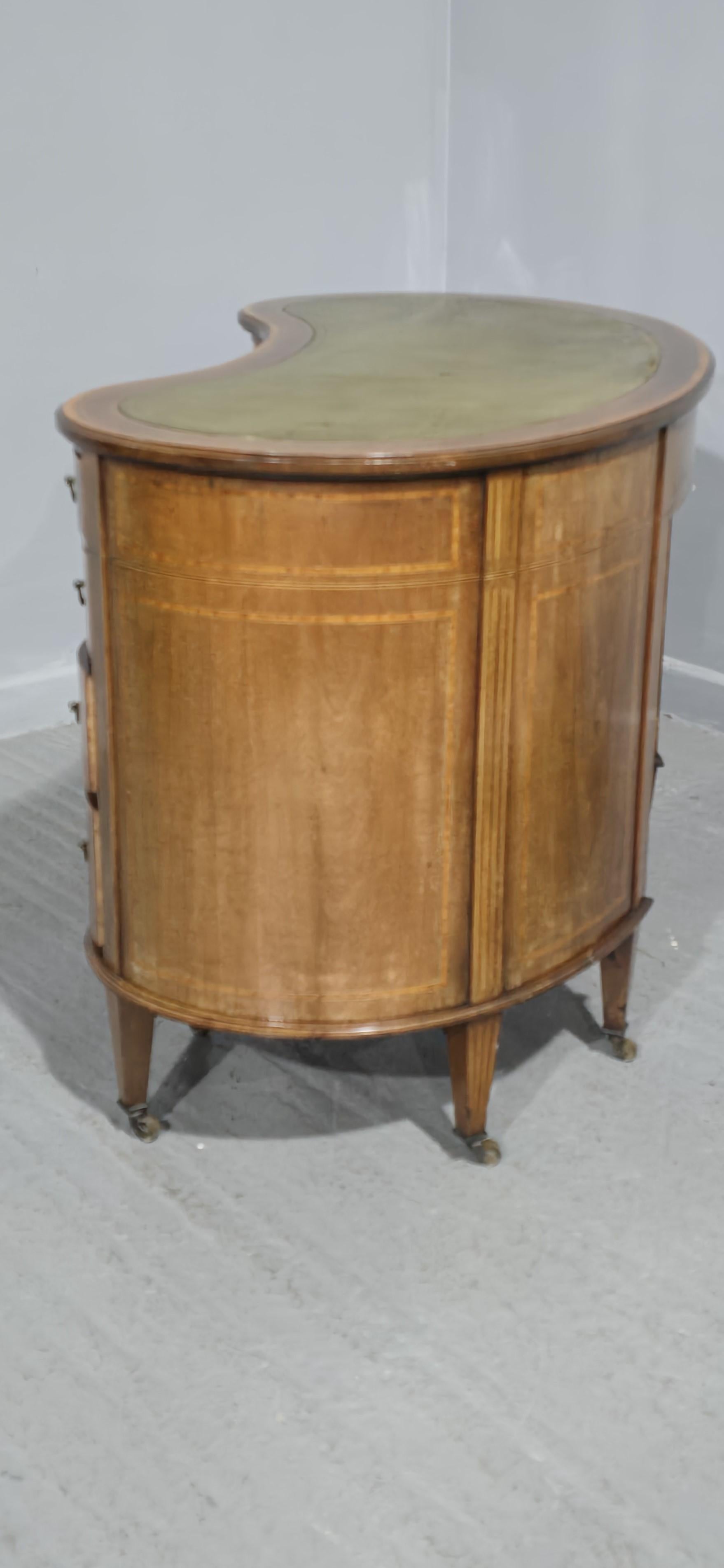 Scrivania in mogano a forma di rene in vendita 4