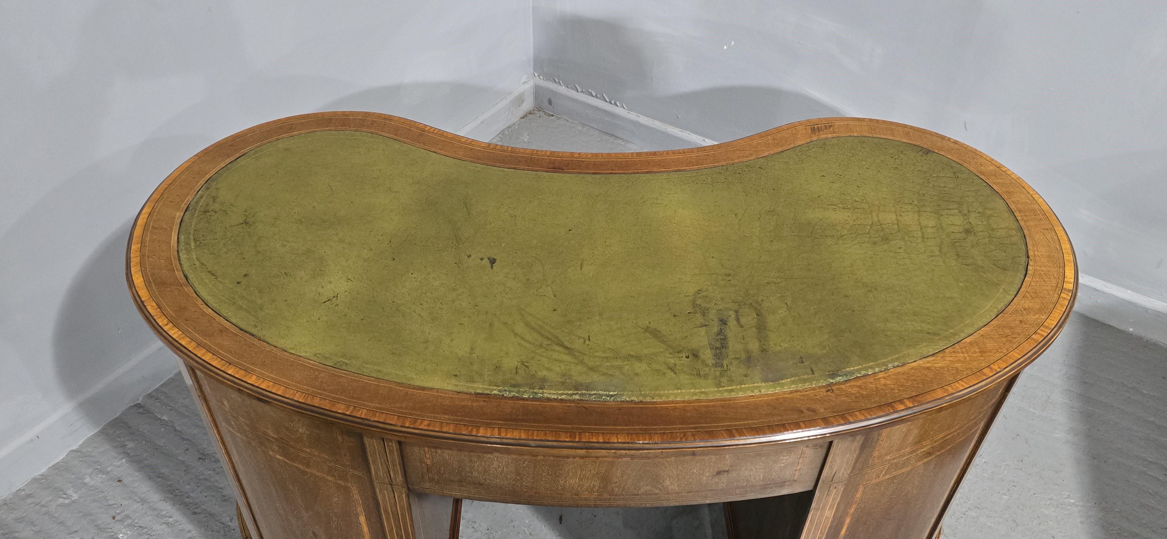 Scrivania in mogano a forma di rene in vendita 8