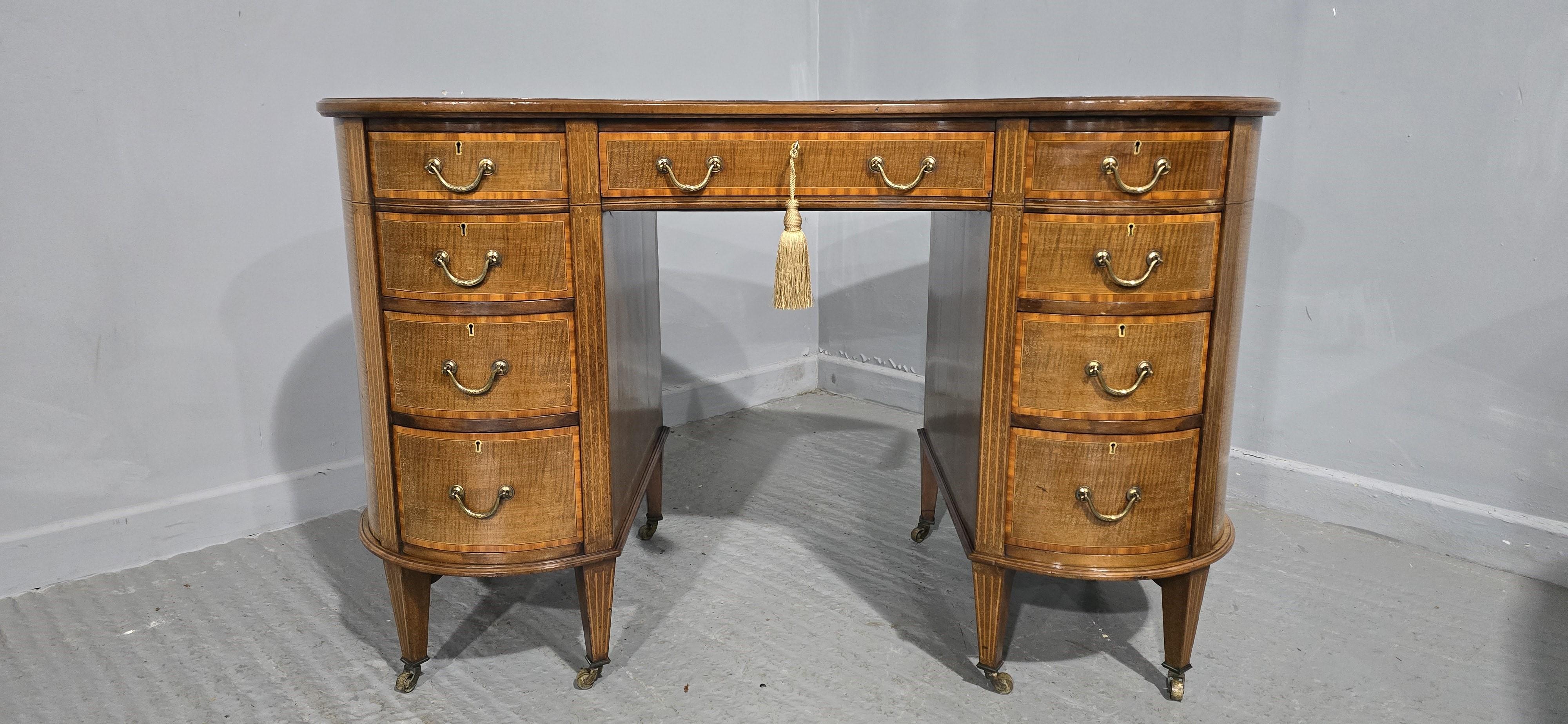 Edoardiano Scrivania in mogano a forma di rene in vendita