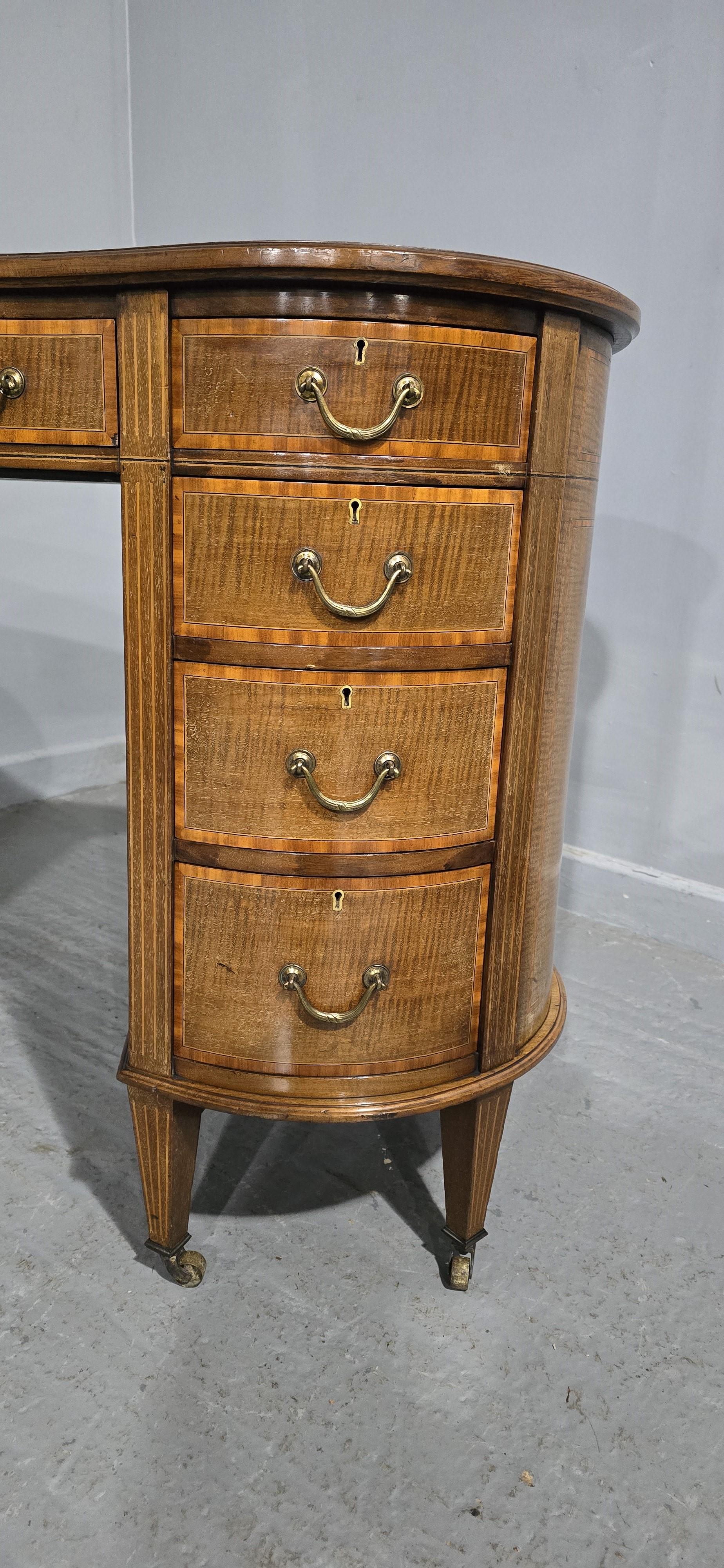 Inglese Scrivania in mogano a forma di rene in vendita