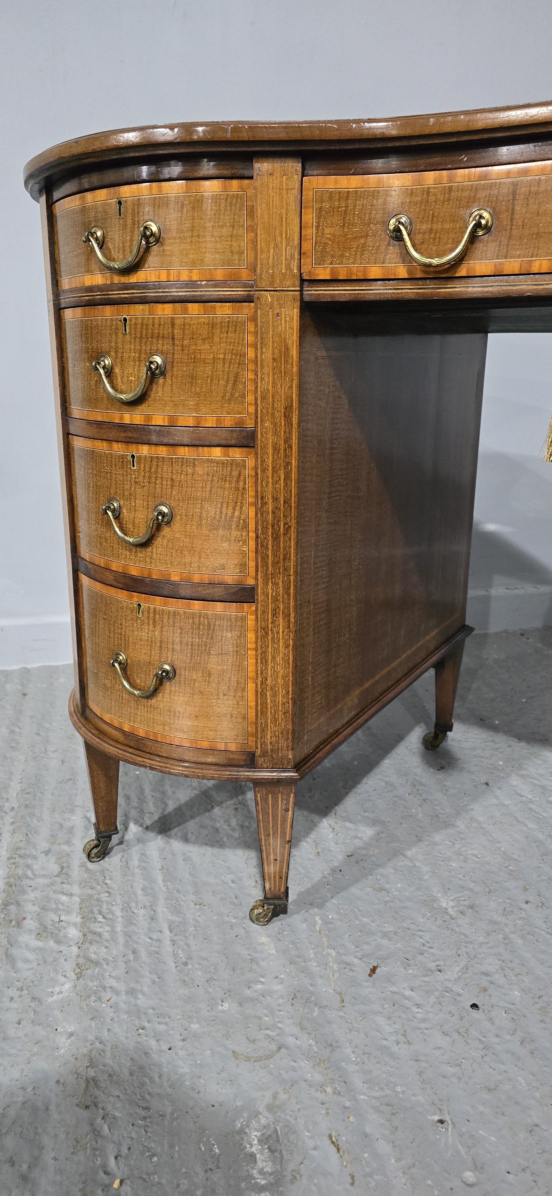 XIX secolo Scrivania in mogano a forma di rene in vendita