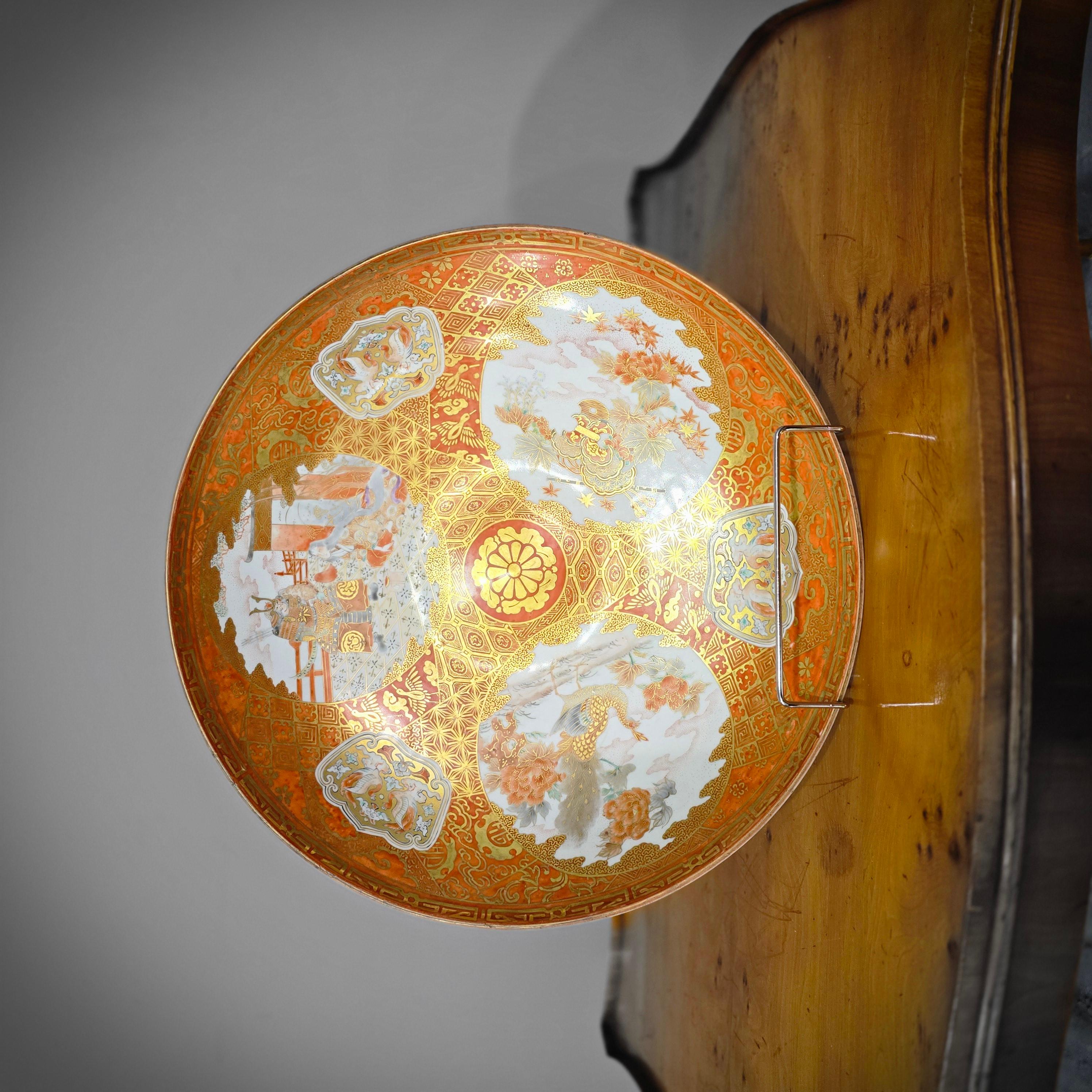 Un superbe chargeur de Condit, signé au dos, en excellent état.

La porcelaine de Kutani, ou Kutaniyaki, est originaire du village de Kutani dans la province de Kaga, qui fait aujourd'hui partie de Kaga, dans la préfecture d'Ishikawa, au Japon. Le