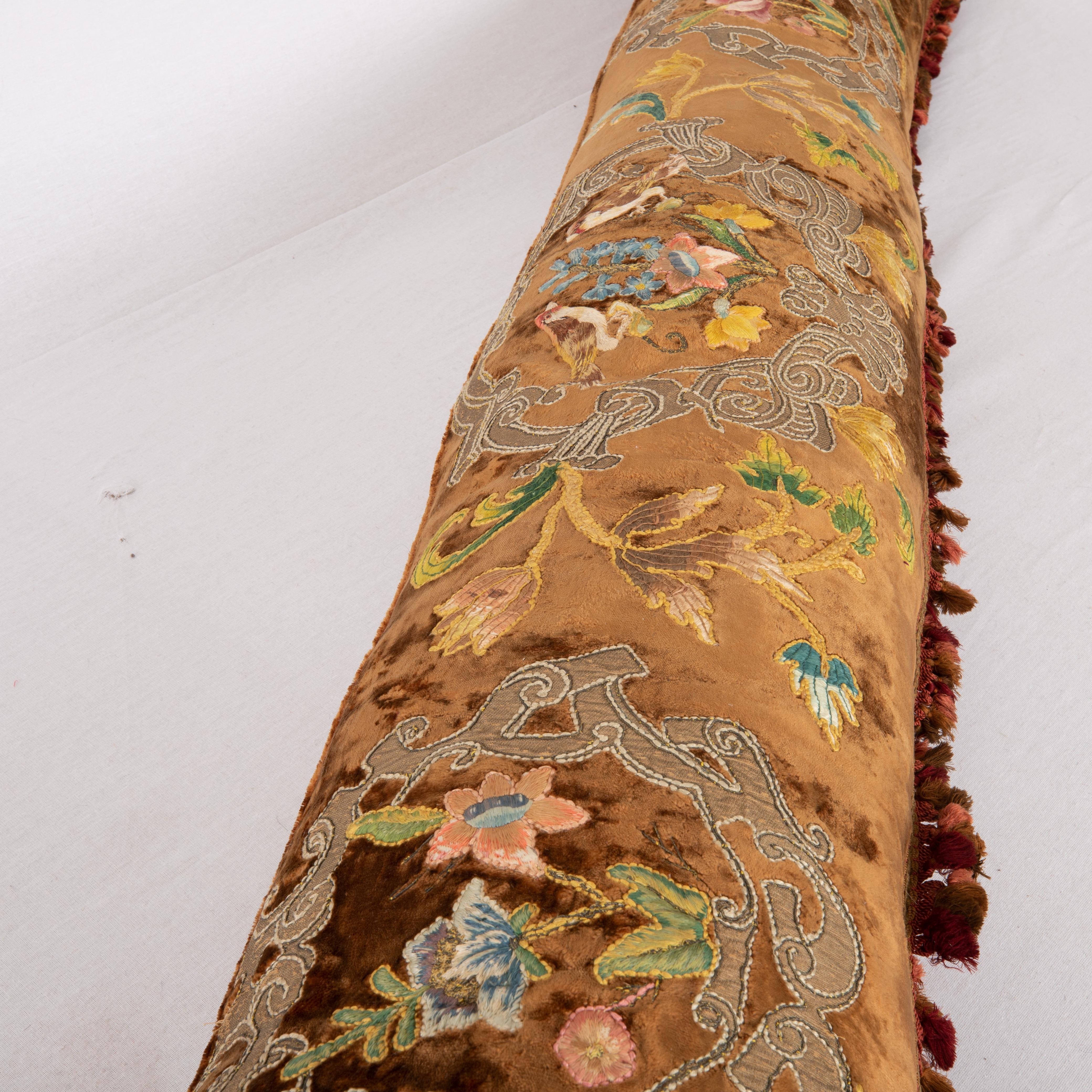 Superbe couverture d'oreiller longue faite d'une broderie ancienne sur velours de soie en vente 3
