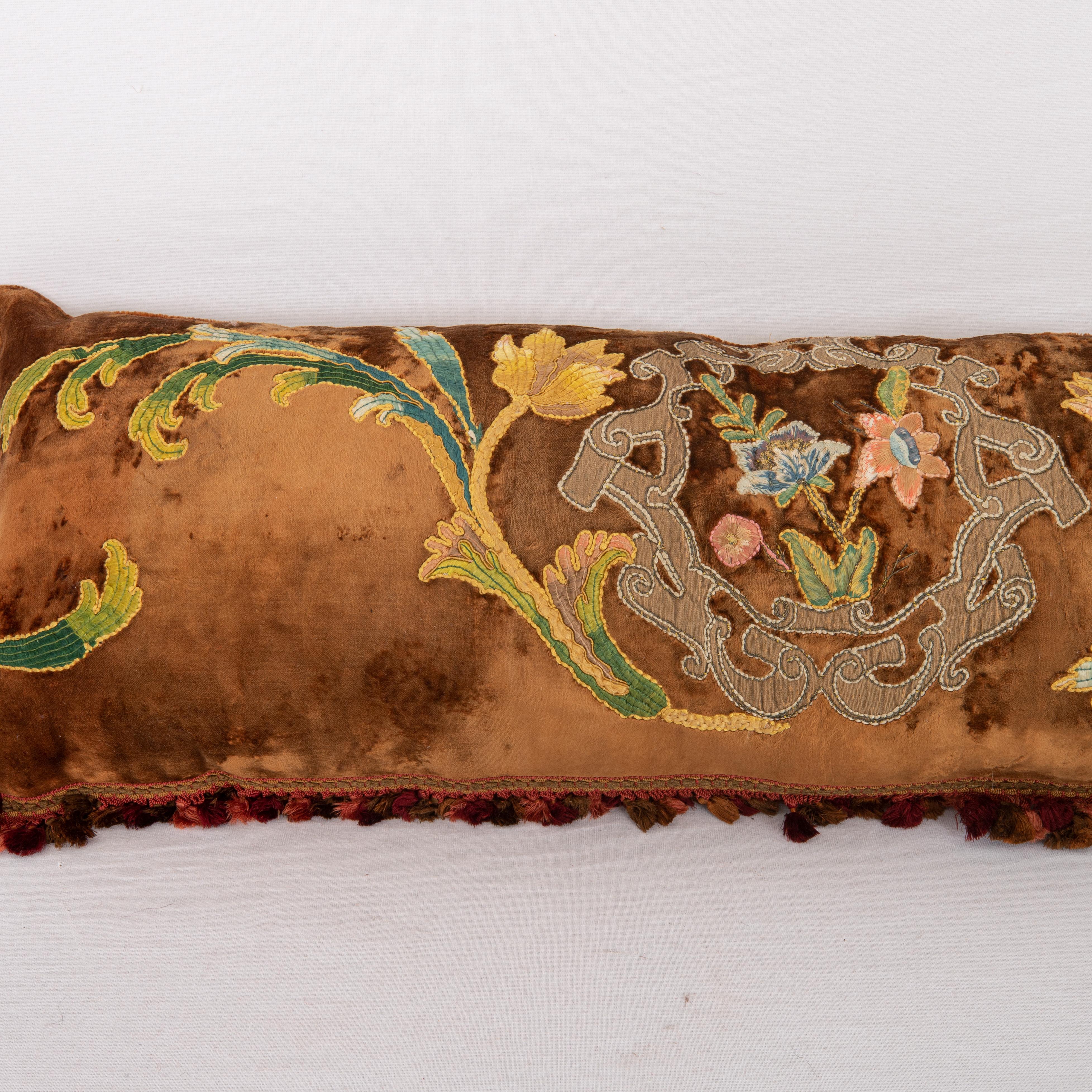 Français Superbe couverture d'oreiller longue faite d'une broderie ancienne sur velours de soie en vente