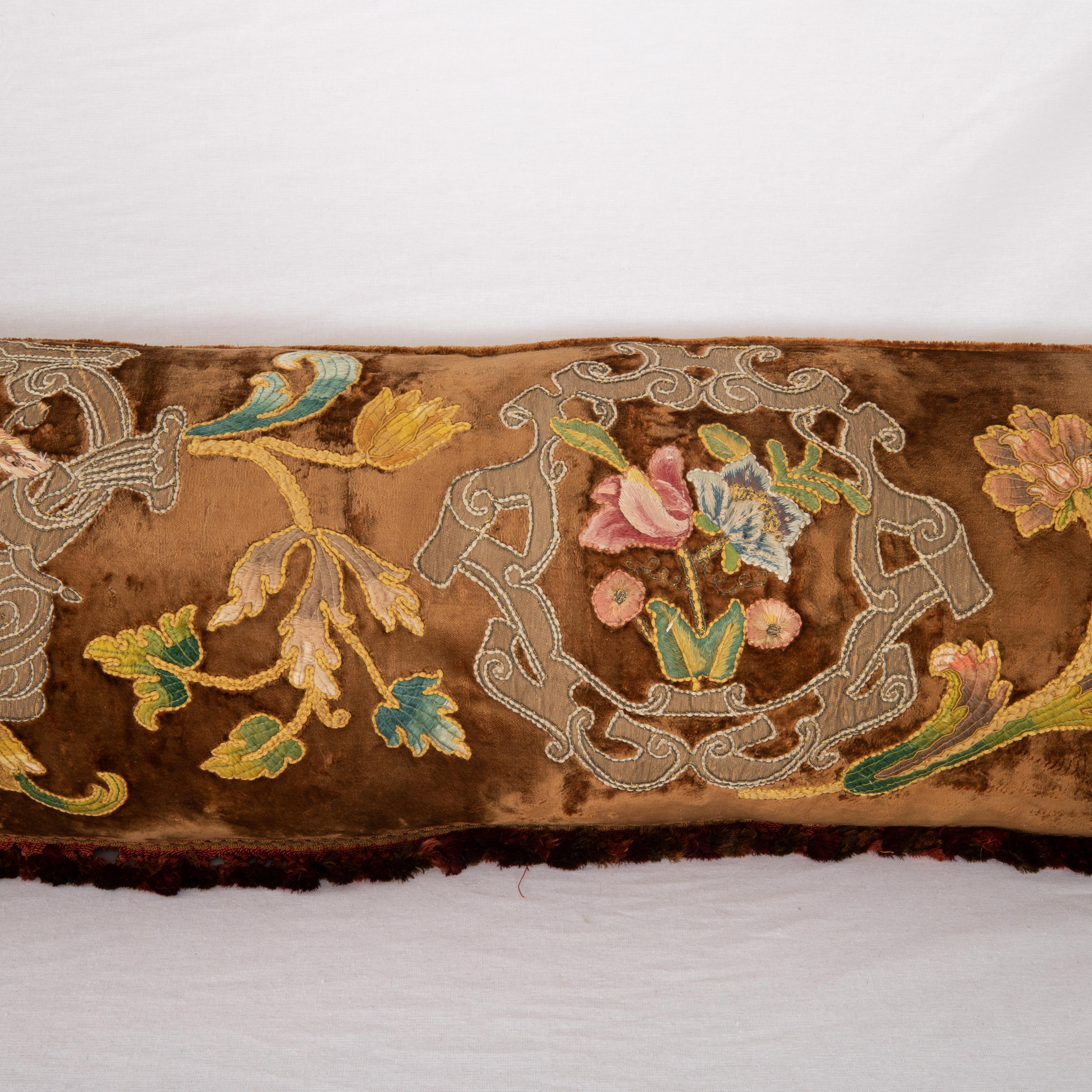 Fil métallisé Superbe couverture d'oreiller longue faite d'une broderie ancienne sur velours de soie en vente
