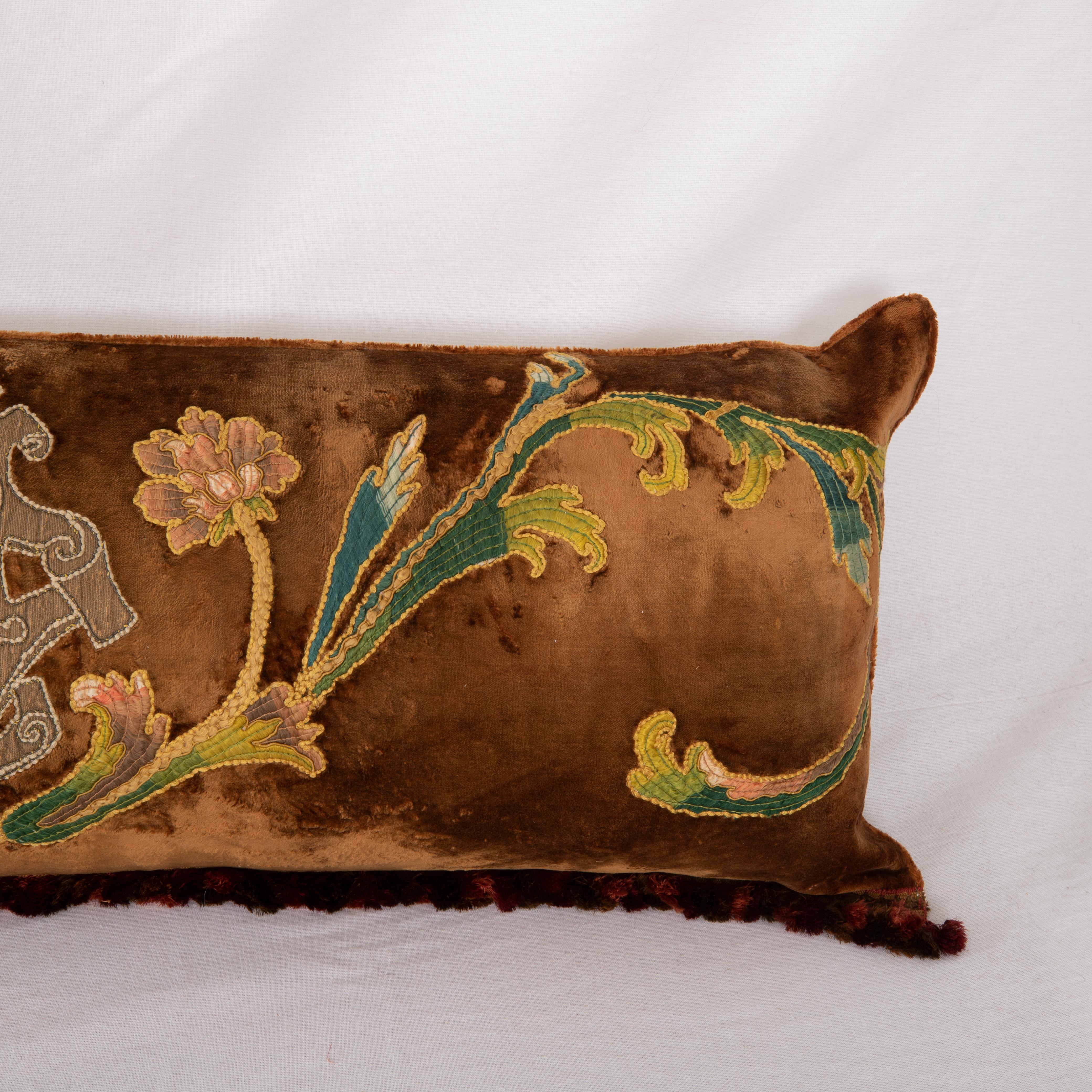 Superbe couverture d'oreiller longue faite d'une broderie ancienne sur velours de soie en vente 1