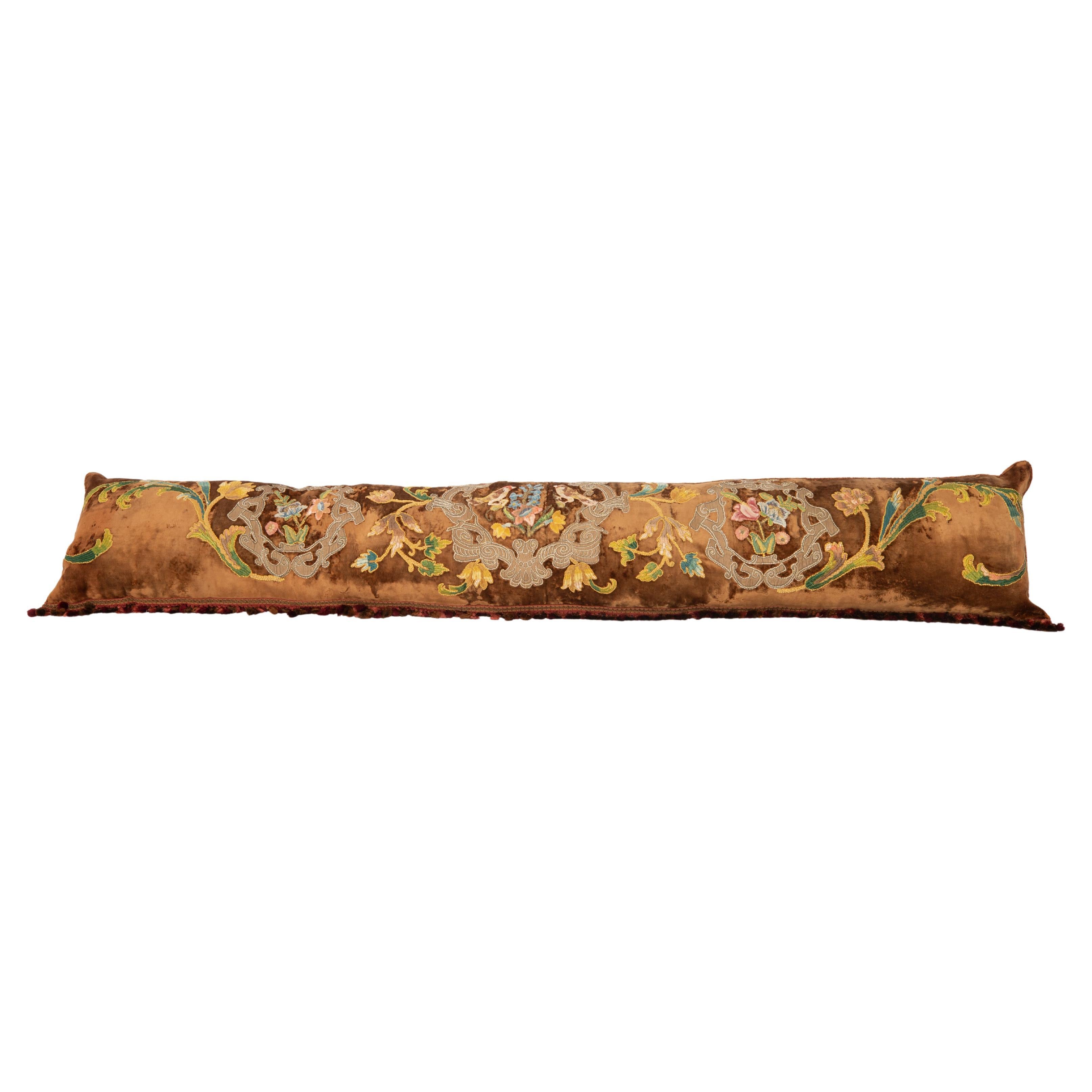 Superbe couverture d'oreiller longue faite d'une broderie ancienne sur velours de soie en vente