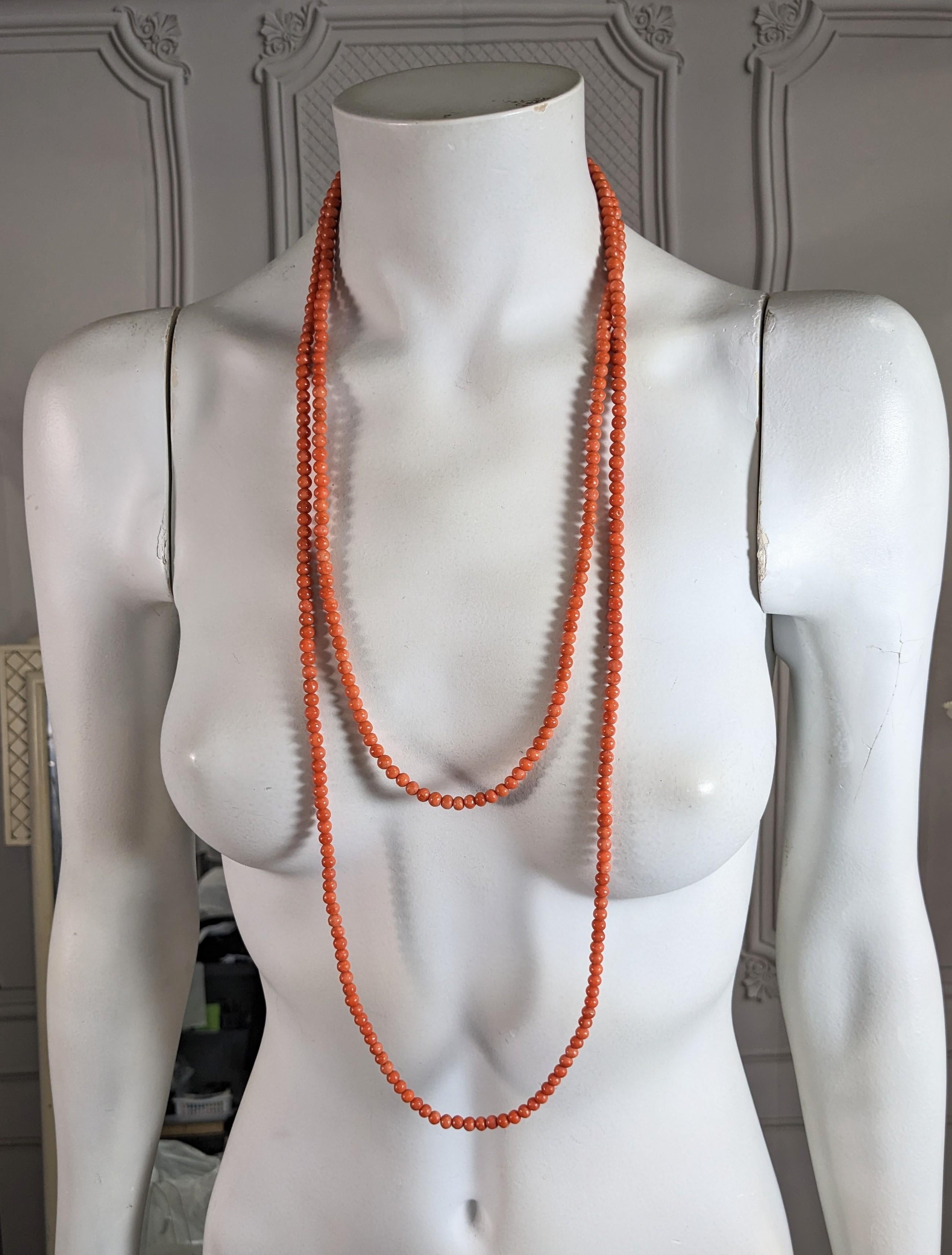 Super longues perles victoriennes en corail véritable en vente 1