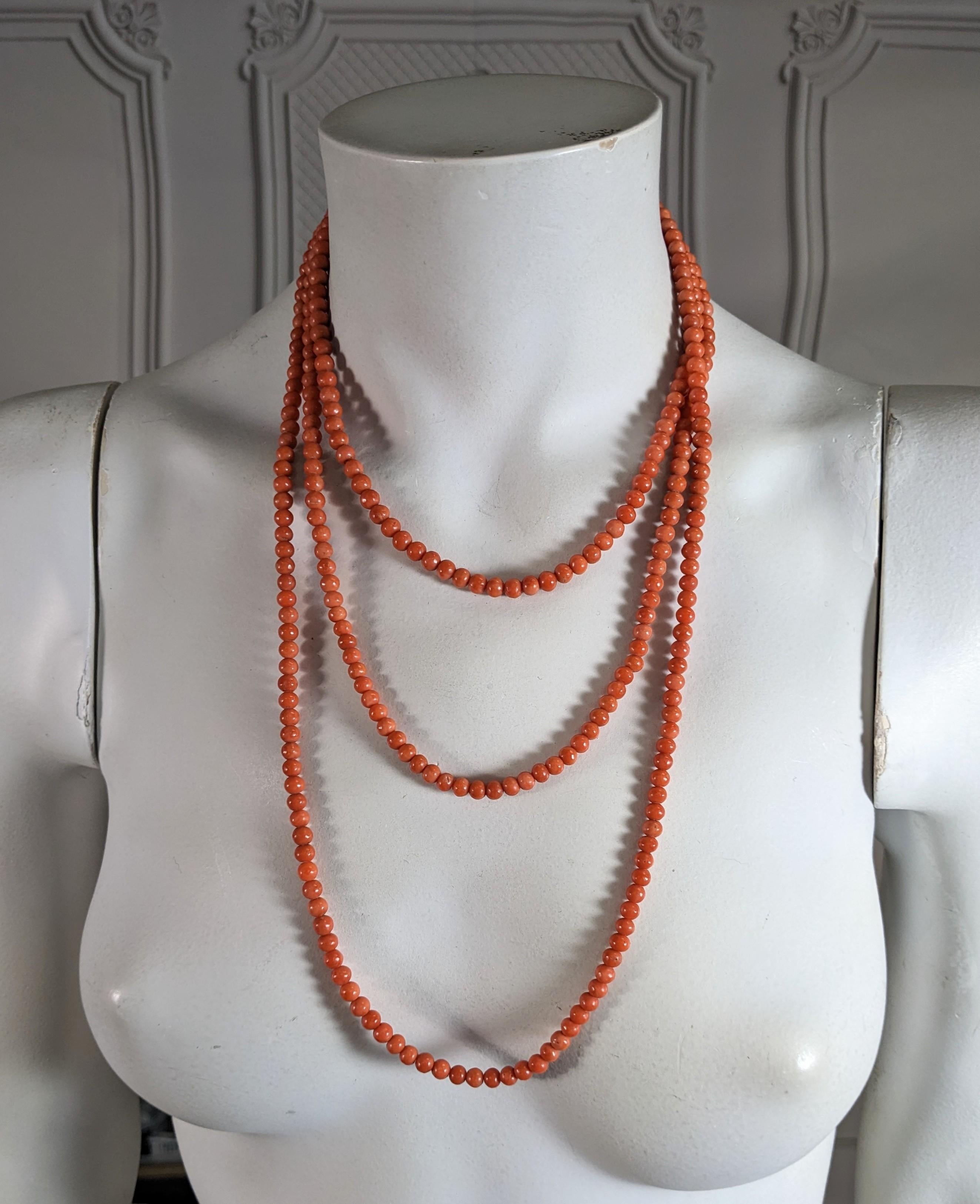 Super longues perles victoriennes en corail véritable en vente 2