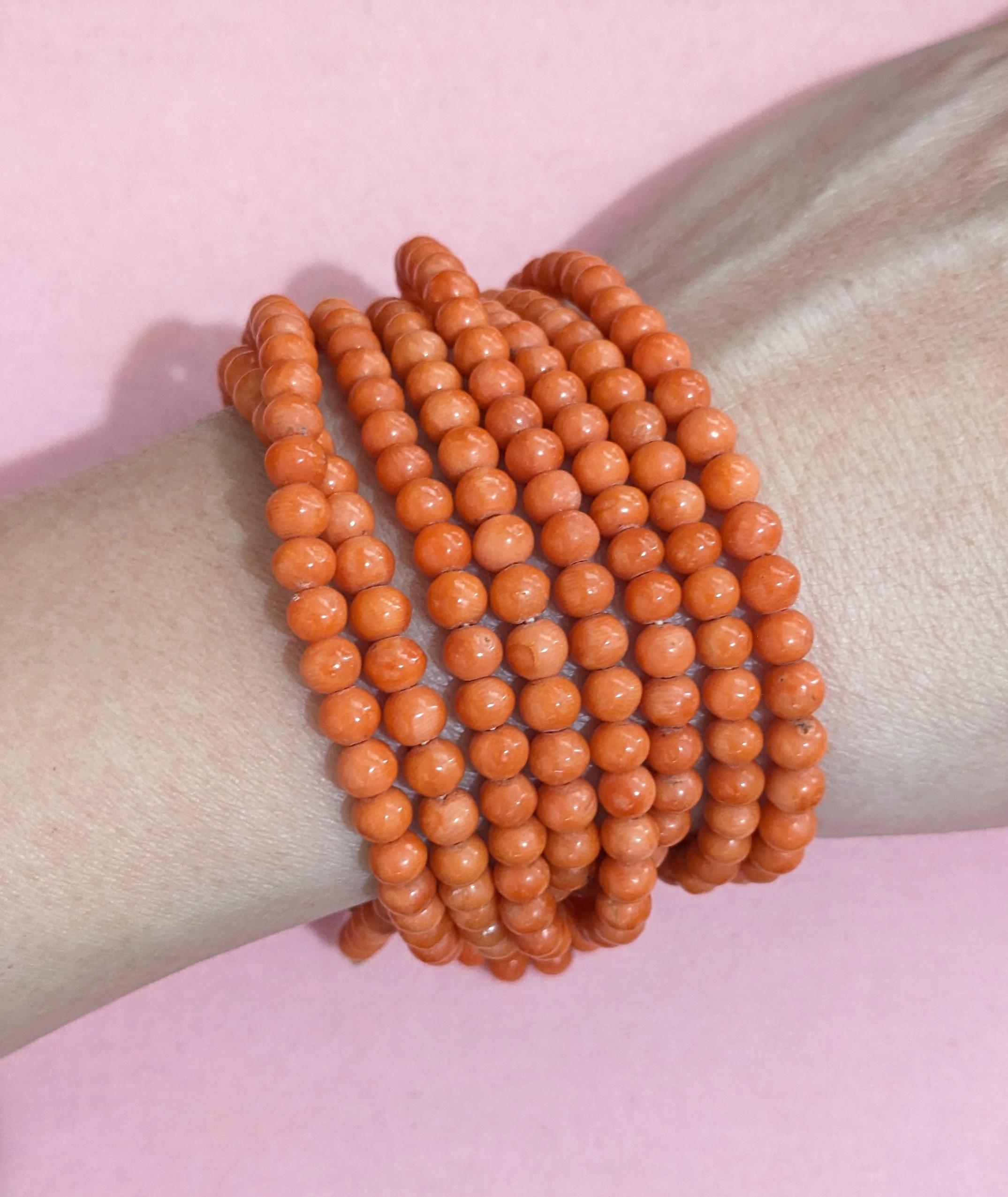 Super longues perles victoriennes en corail véritable en vente 3