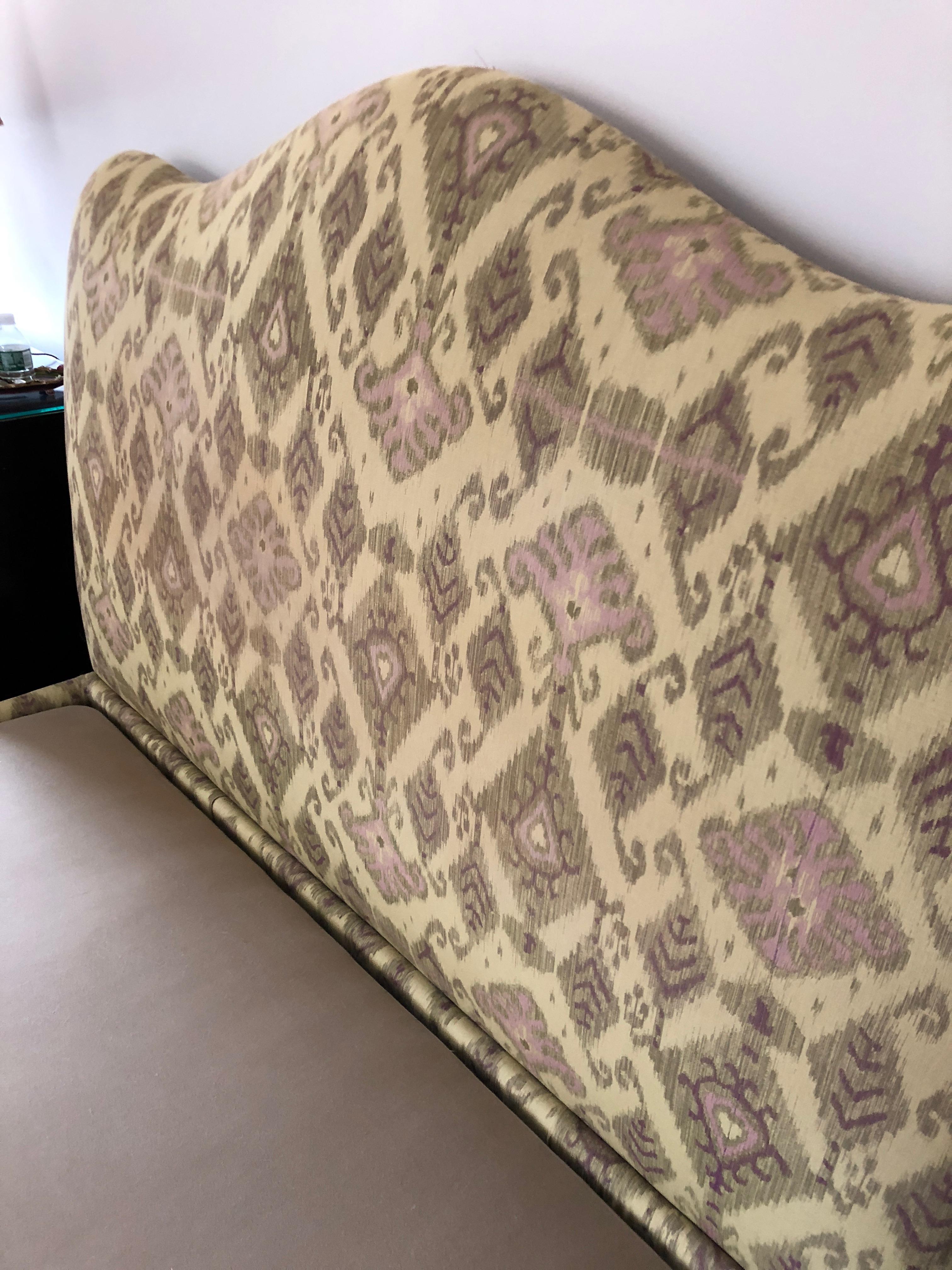 Wunderschönes Donghia-Plattformbett mit Ikat-Polsterung namens Butwal in Beige. der Jacquard aus 100 % Baumwolle ist so gewebt:: dass er die echte Ikat-Technik nachahmt. Das Bett hat die richtige Größe für eine Queensize-Matratze.  Wurde kürzlich