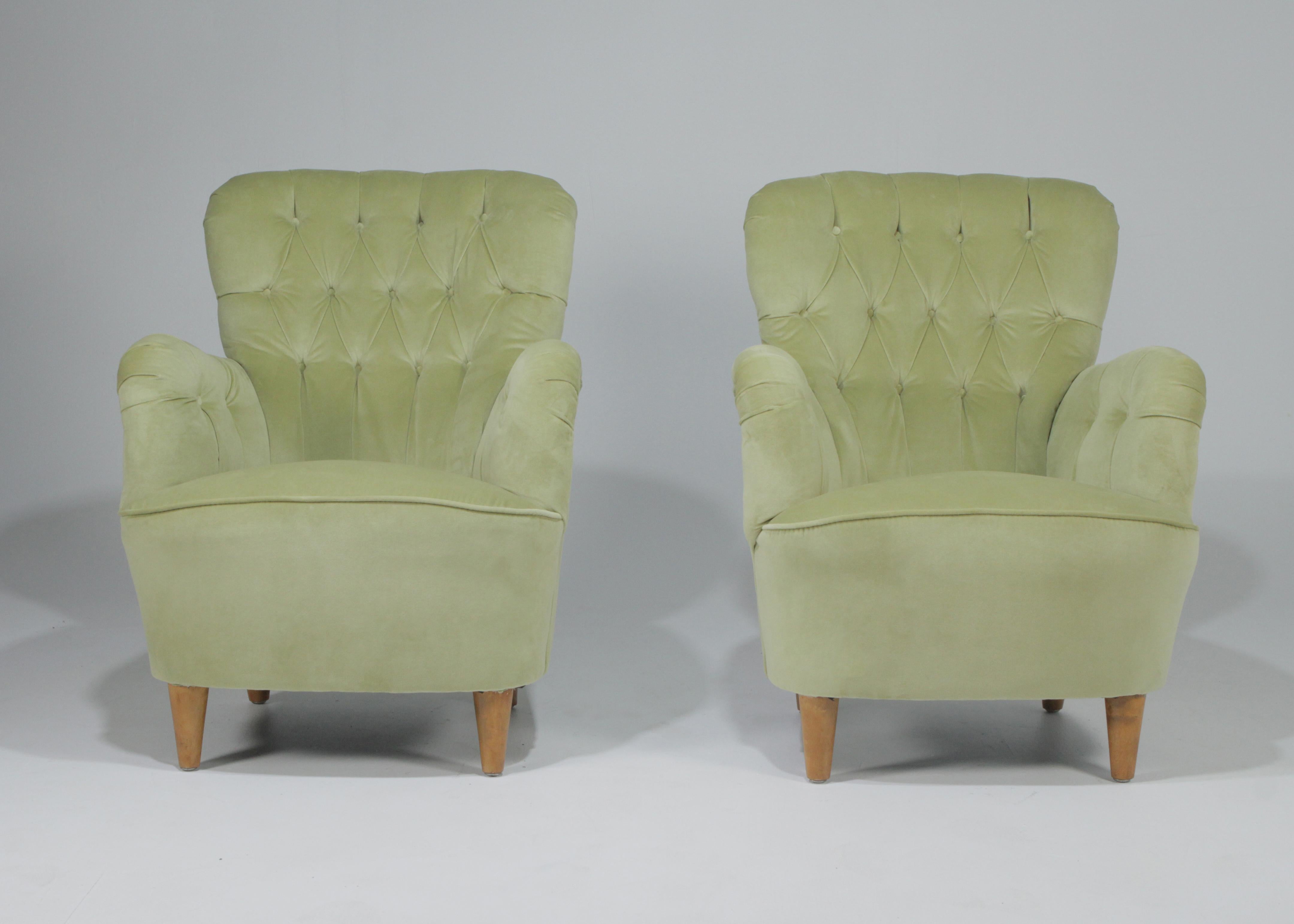 Yummy pistachio ice cream light green velvet club chairs, having new upholstery and tufted inside arms and back. Legs are a light wood, also newly refinished.
Stunning designer style. 

Measures: Seat height 17
Seat depth 19
Inside seat width 17.
 