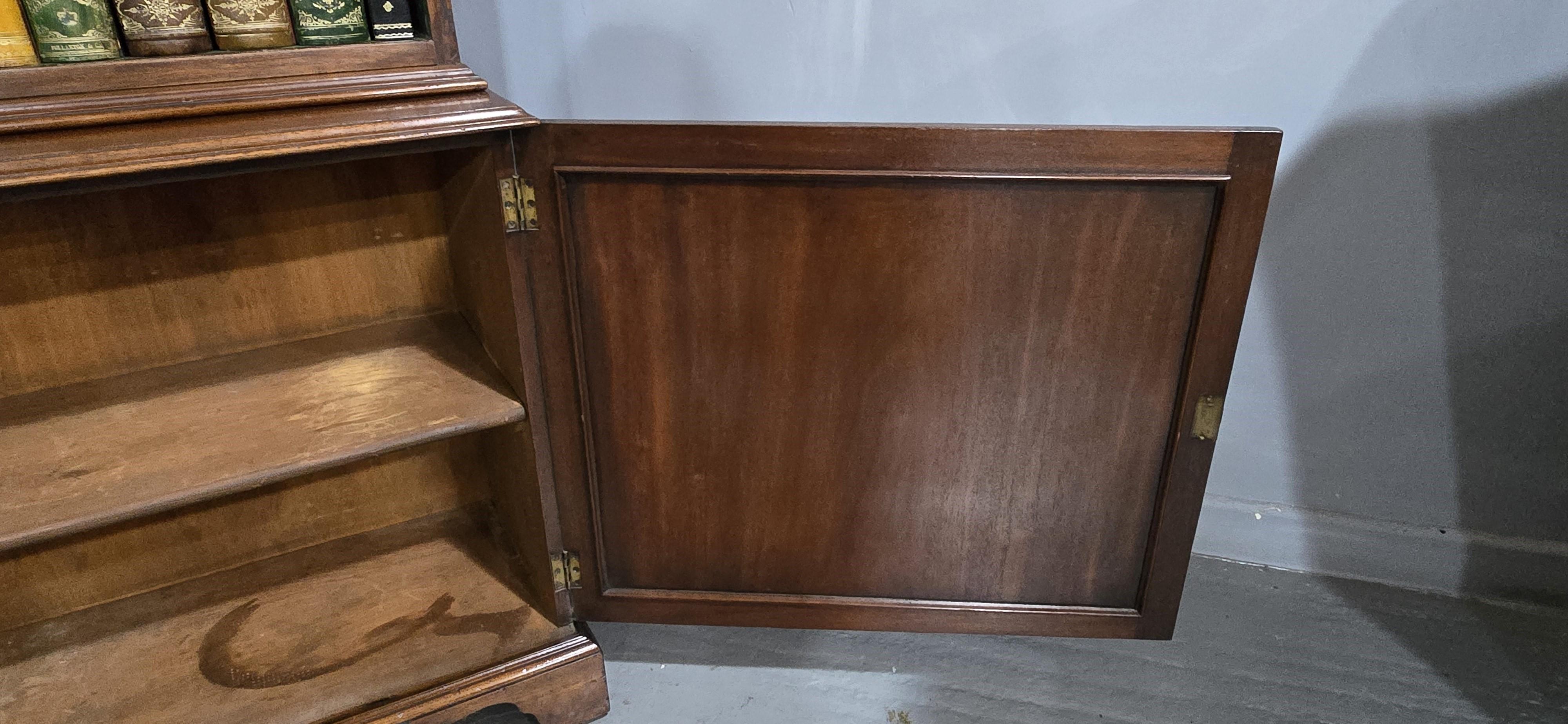 Librería abierta sobre armario de caoba Super en venta 4