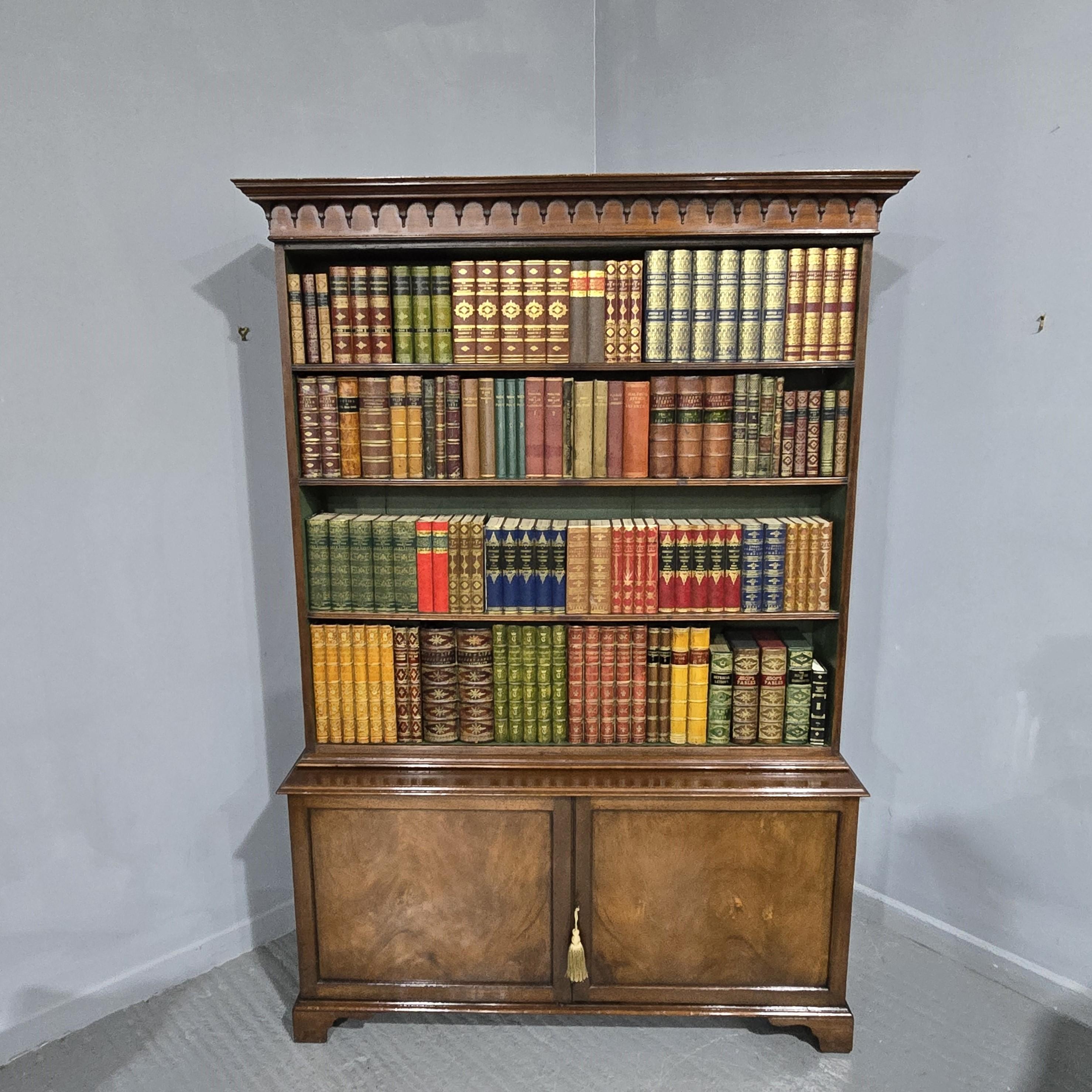 Librería abierta sobre armario de caoba Super en venta 8