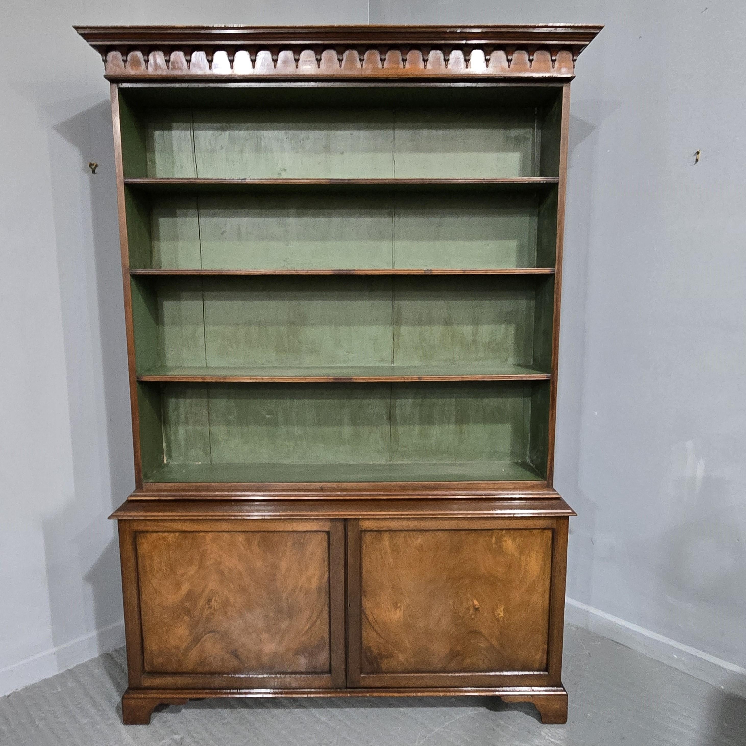 Librería abierta sobre armario de excelente calidad, magníficos paneles de caoba maciza, se divide en tres para su transporte, en excelente estado general.

84