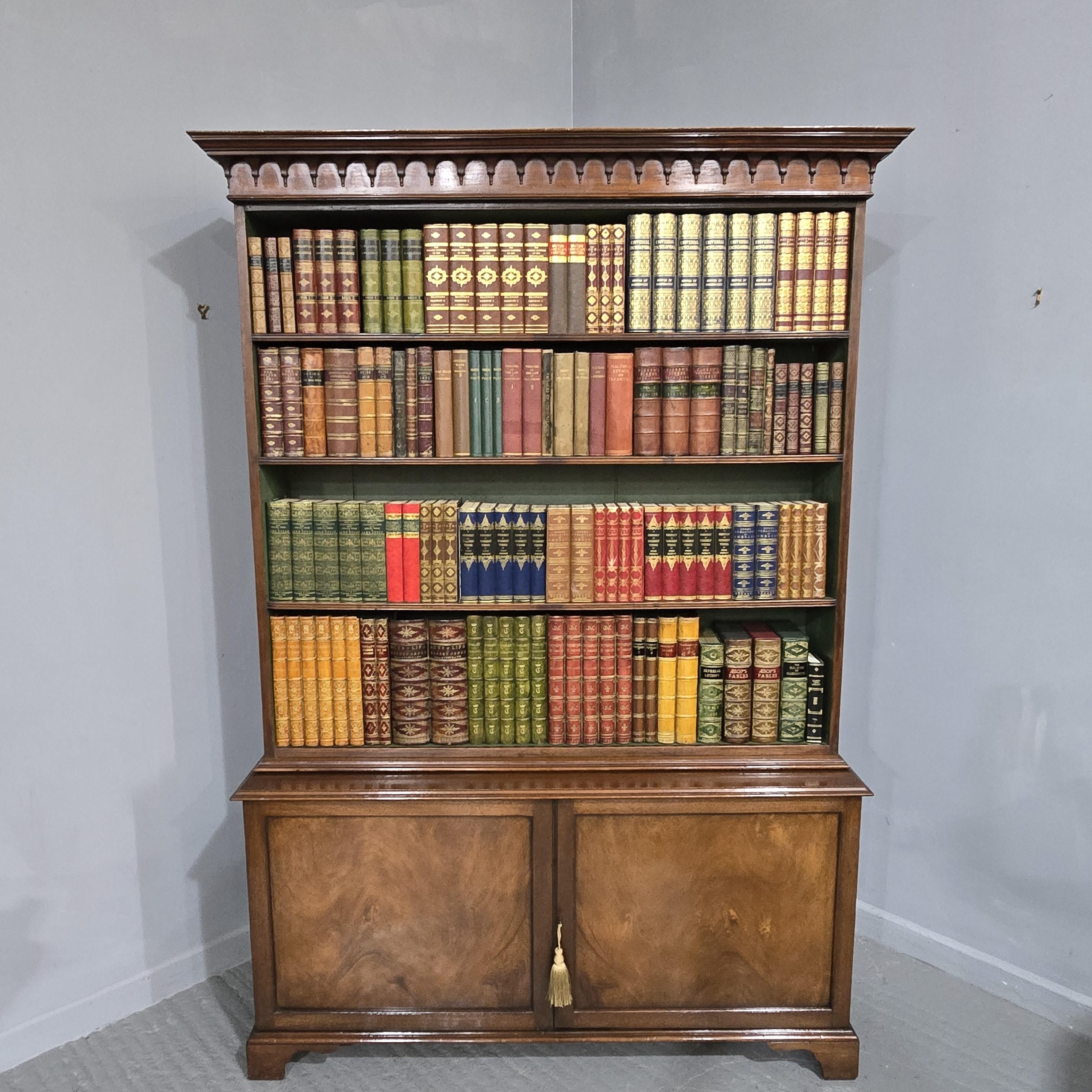Librería abierta sobre armario de caoba Super Georgiano en venta