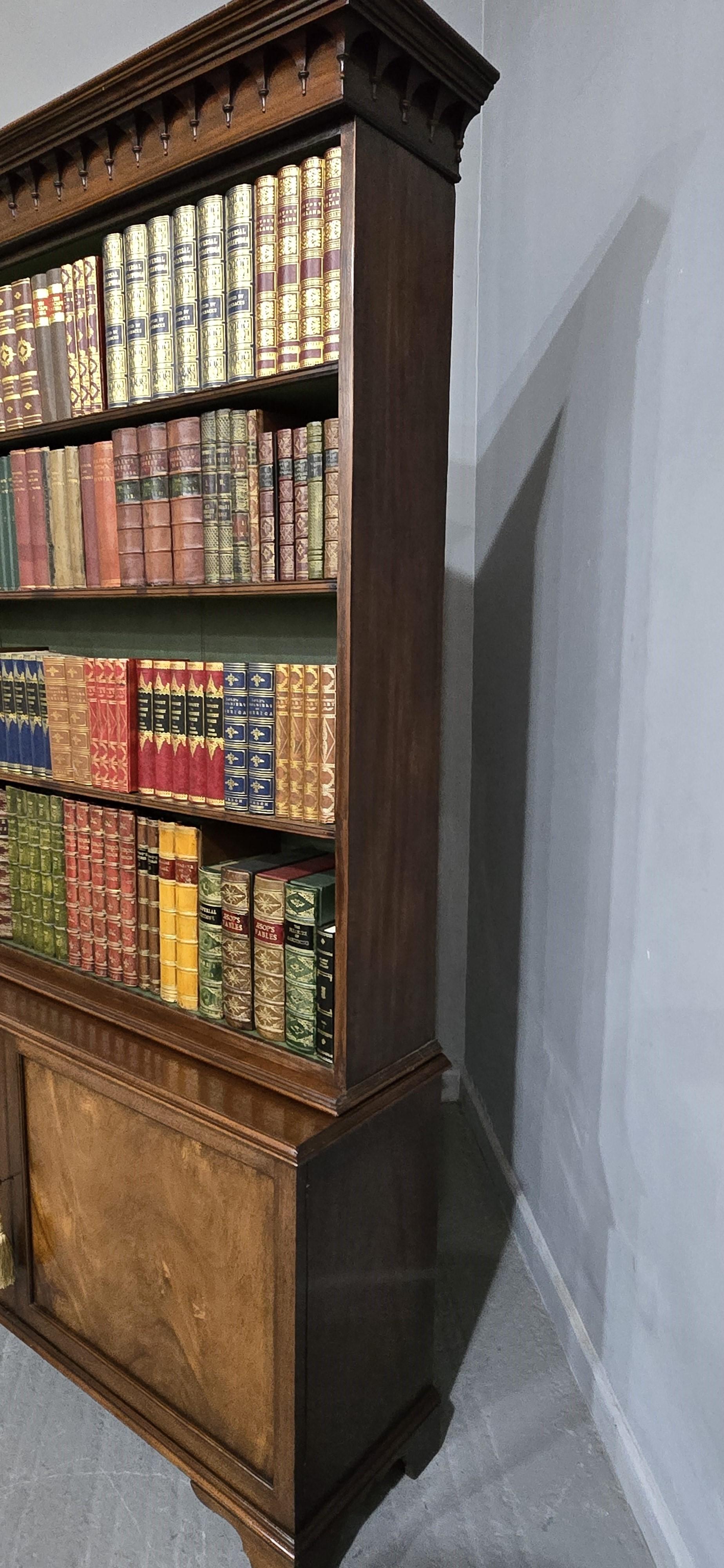 Librería abierta sobre armario de caoba Super Caoba en venta
