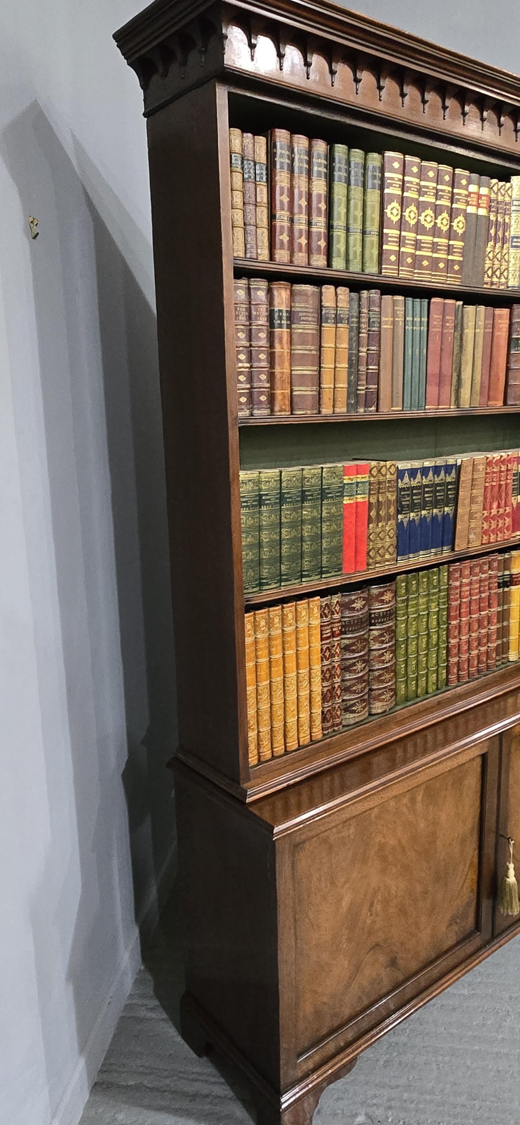 Librería abierta sobre armario de caoba Super en venta 1