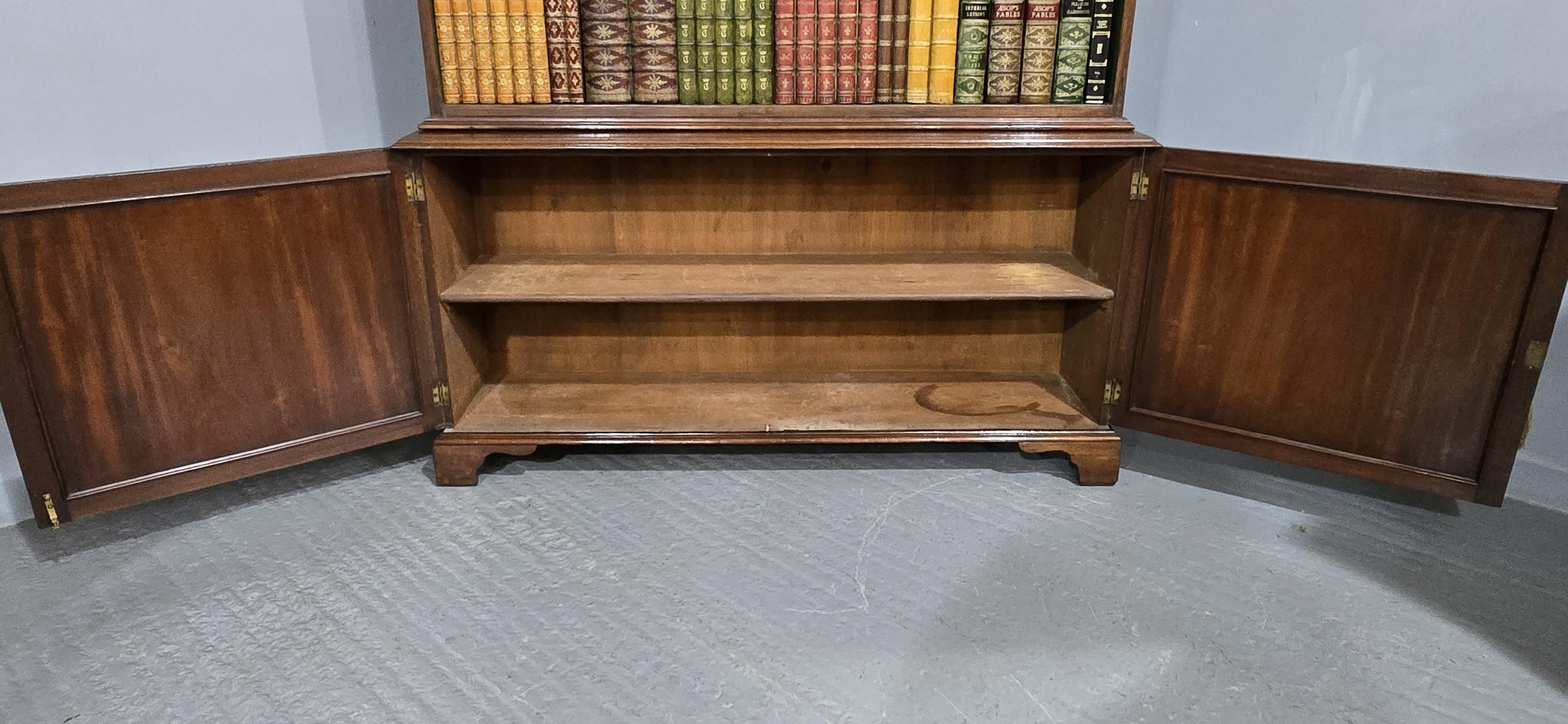 Librería abierta sobre armario de caoba Super en venta 2