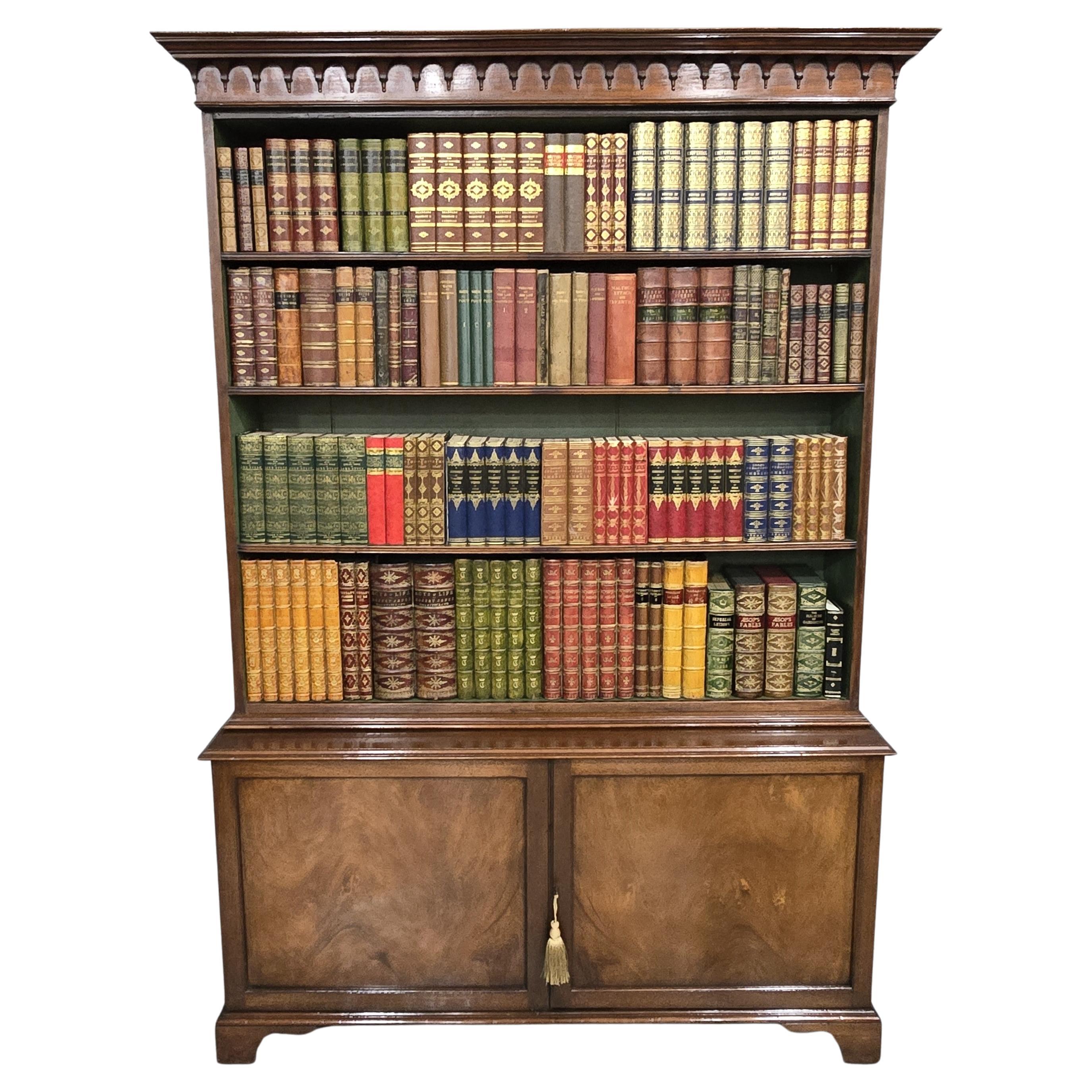 Librería abierta sobre armario de caoba Super en venta