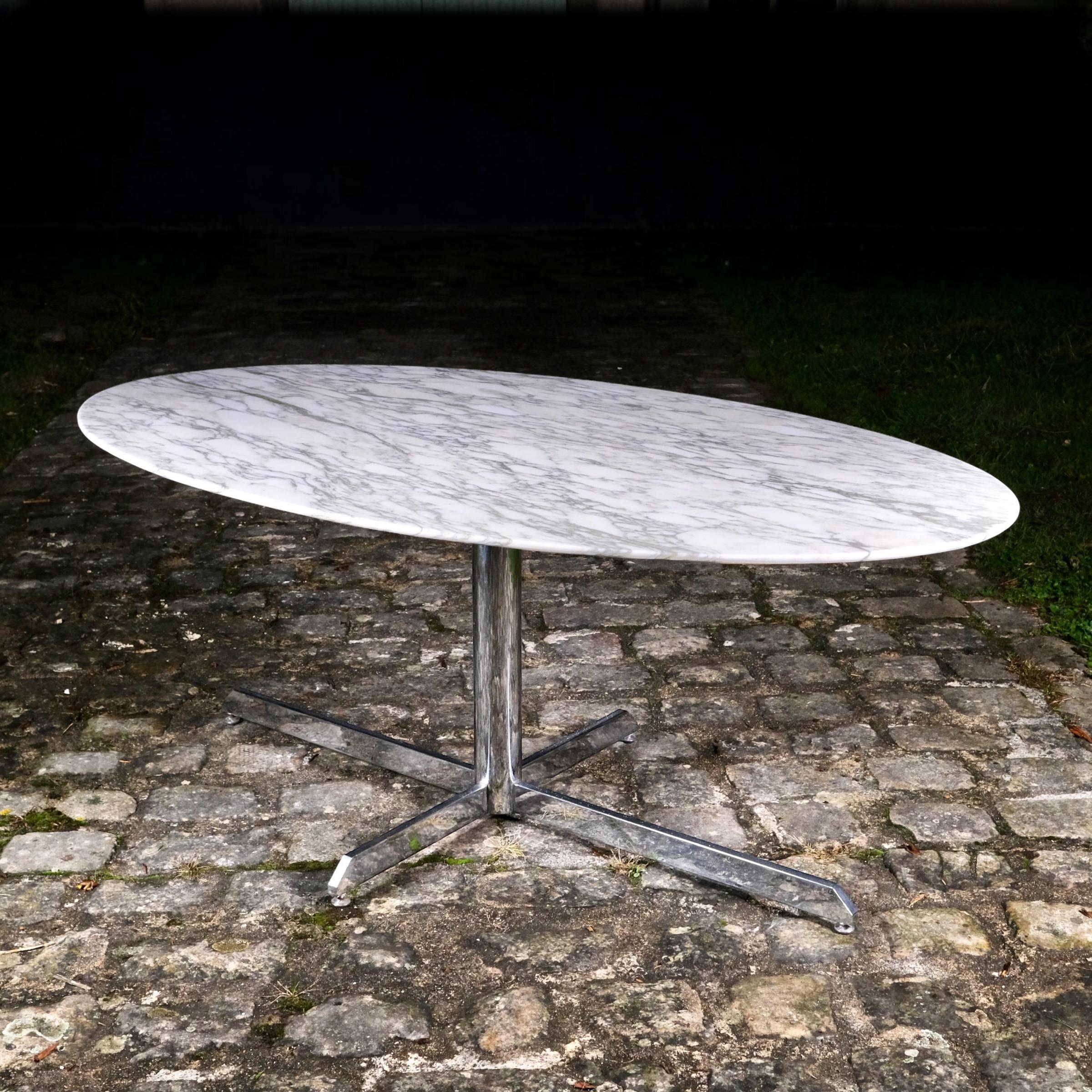Gorgeous dining table, model Super Malta, by Roche Bobois, made in France in 1980.
Calacatta marble top, chromed metal leg, cross-shaped.
Top has been entirely restored, leg in good condition.

Dimensions : W188, D107, H73cm