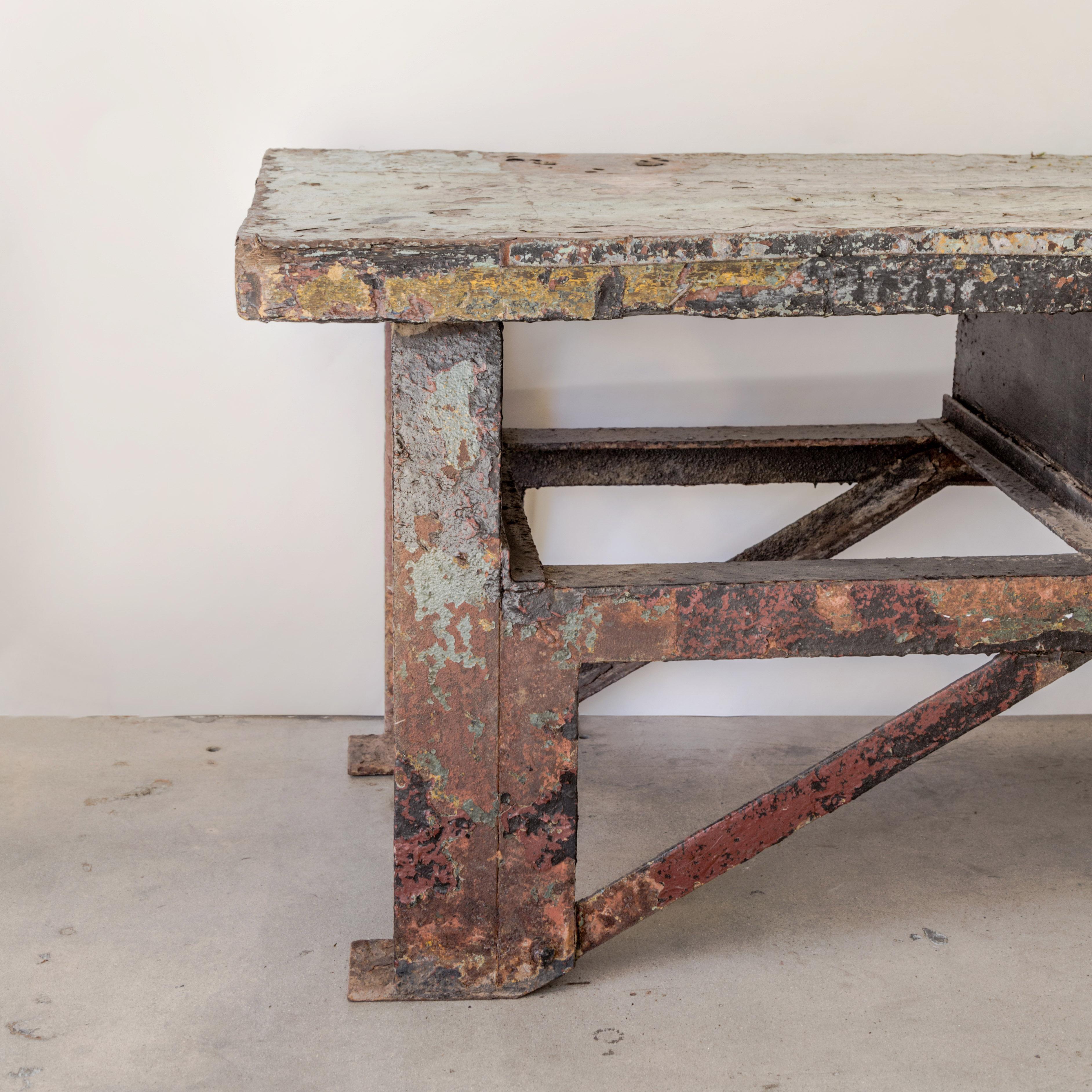Patiné Table industrielle en bois et acier recouvert de metal&wood   en vente