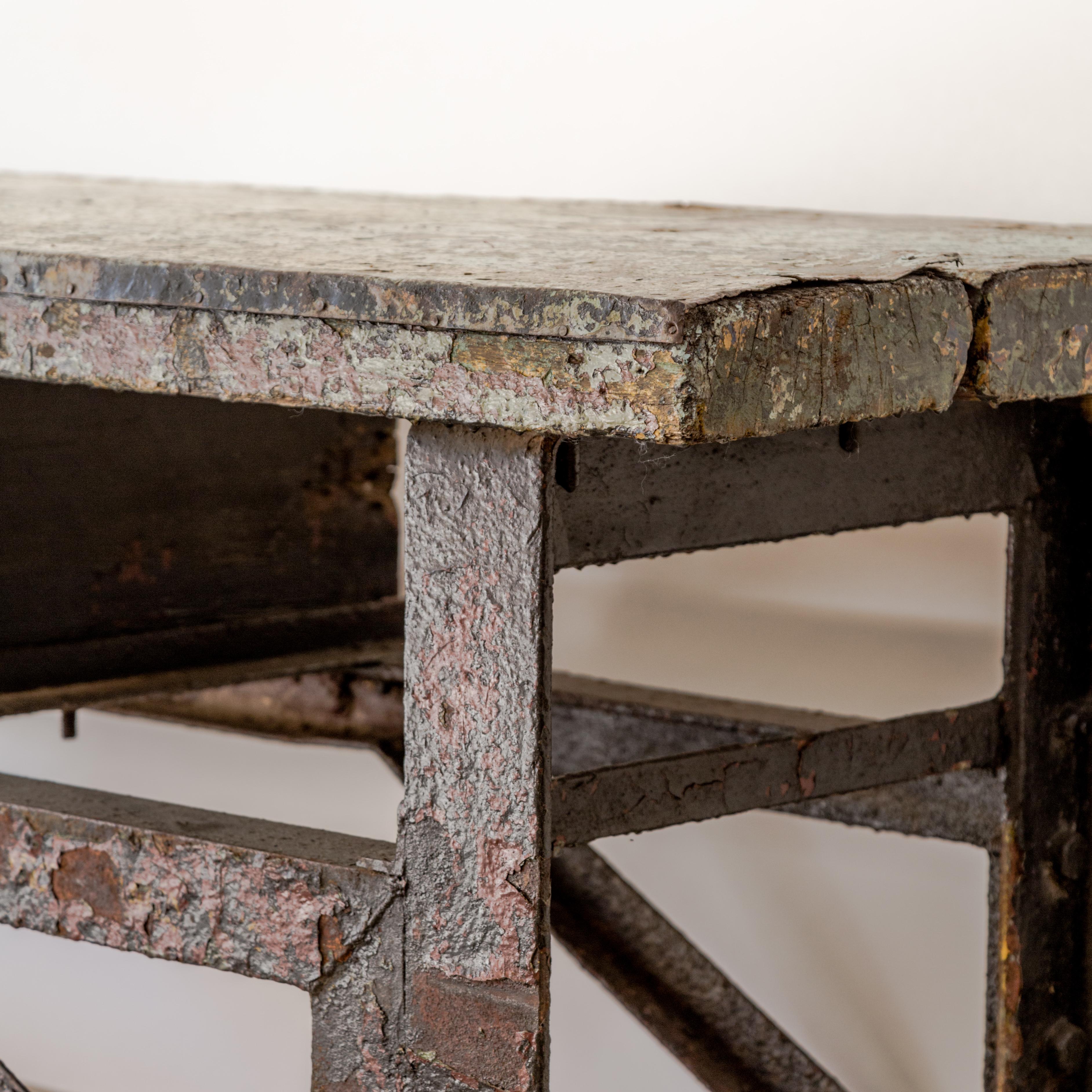 20ième siècle Table industrielle en bois et acier recouvert de metal&wood   en vente