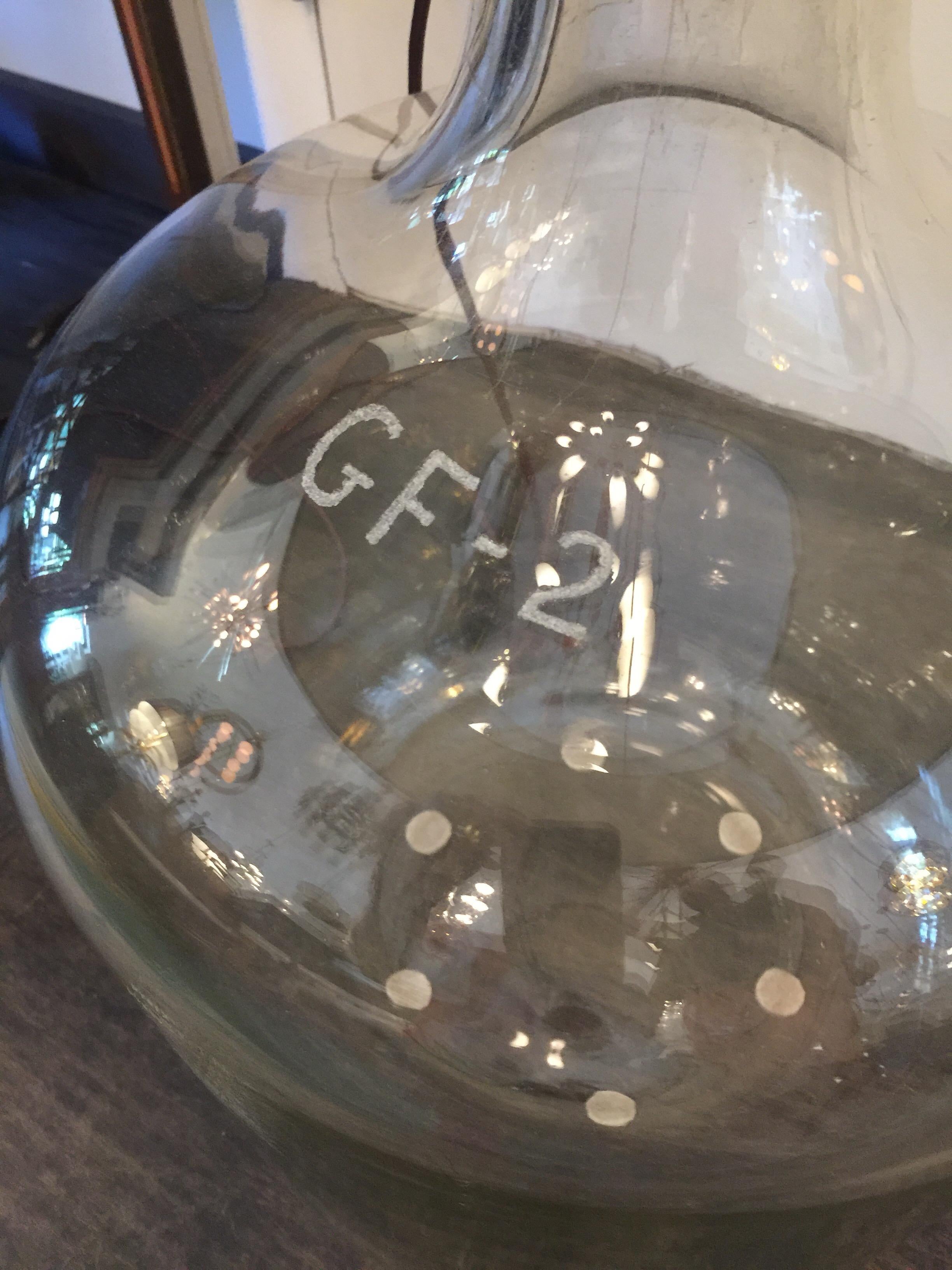 Il s'agit d'un très grand flacon de laboratoire vintage fabriqué par Pyrex (marqué sur le verre) avec une seule ampoule et un abat-jour tambour personnalisé à grande échelle.