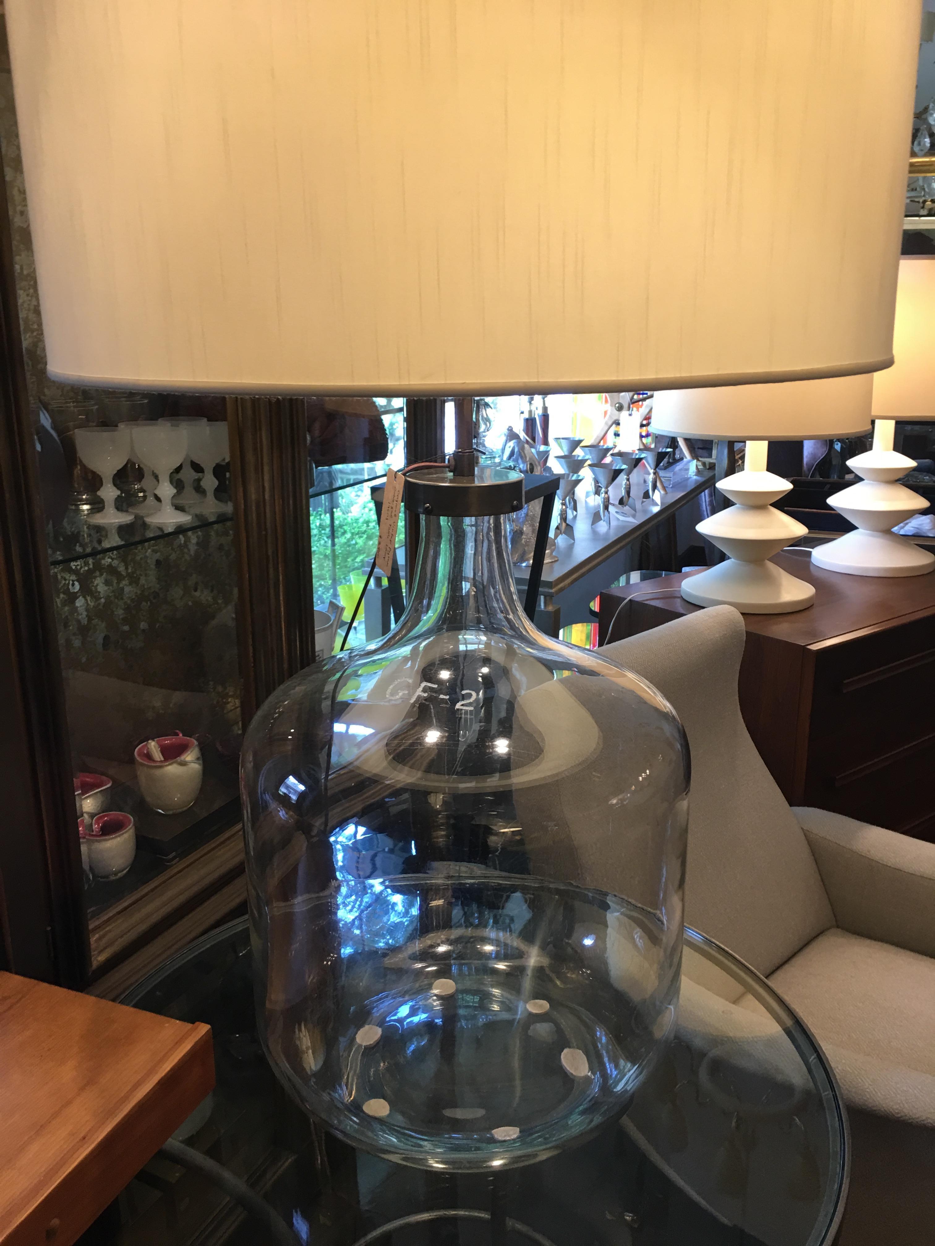 Milieu du XXe siècle Lampe de bureau bouteille de laboratoire Pyrex surdimensionnée en vente