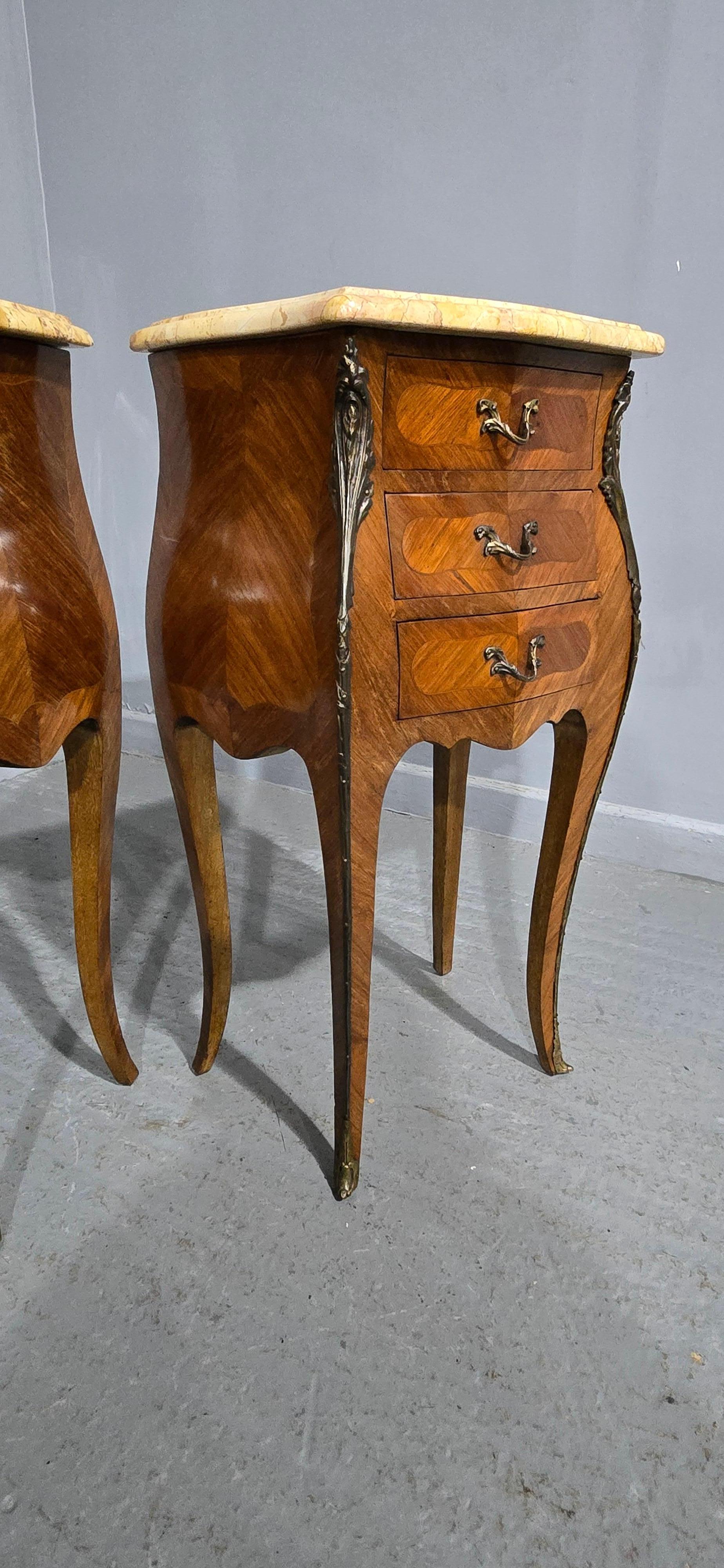 Super Pair Beside Lamp Chests of Drawers en vente 2